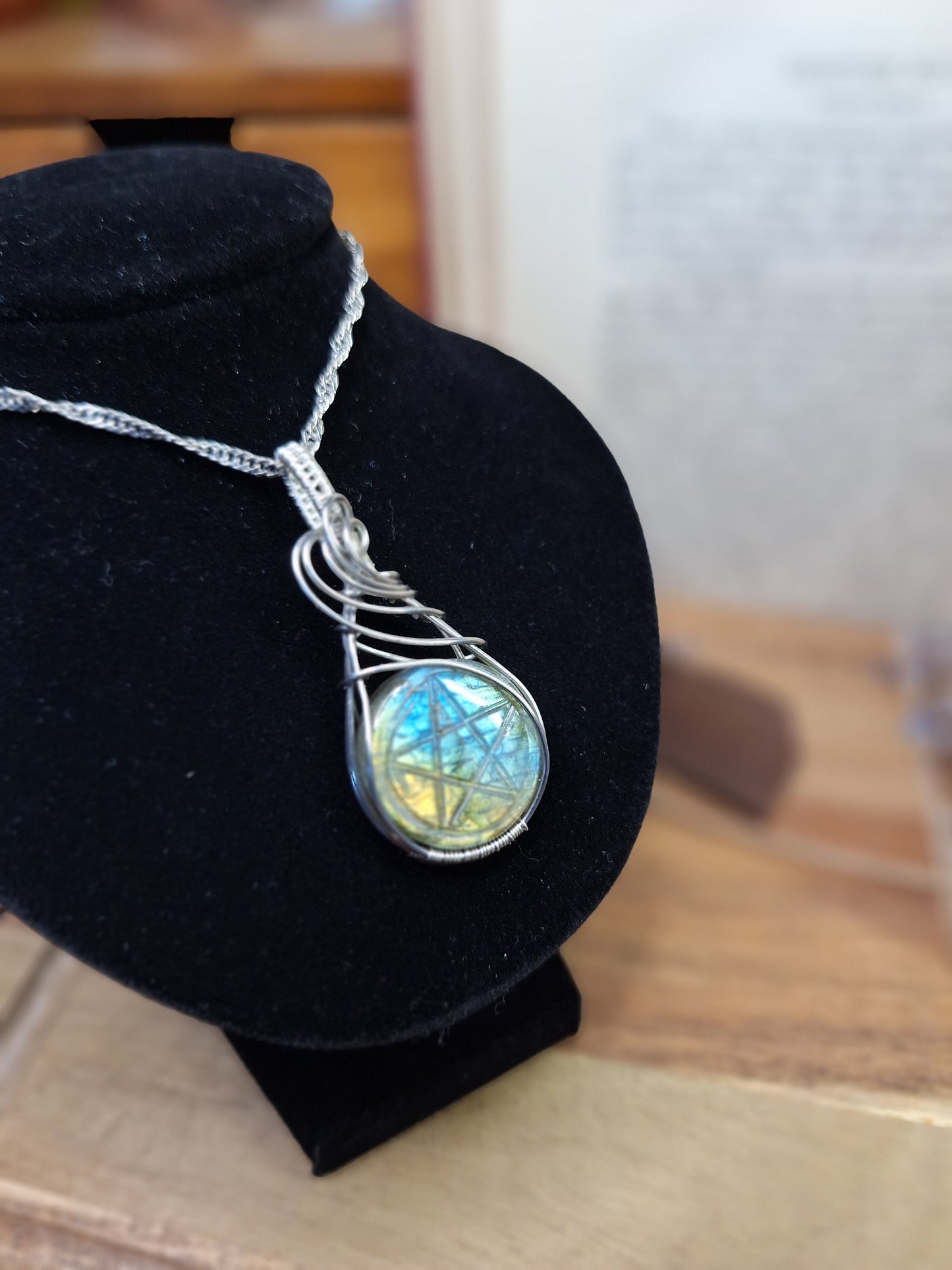 Anhänger mit Labradorit und Pentagramm