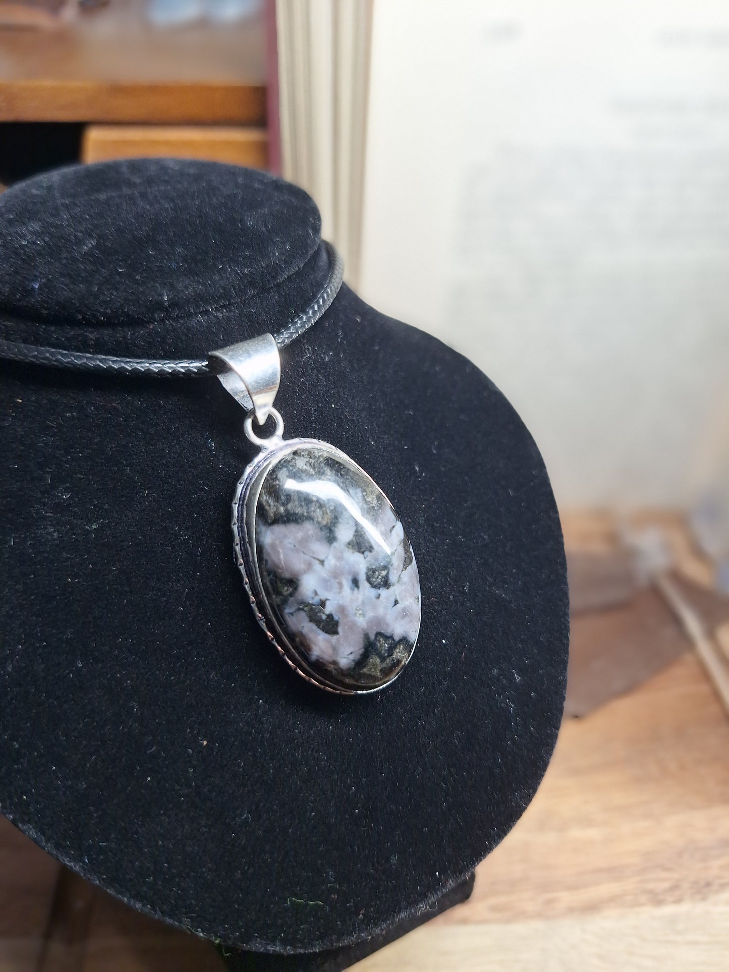 Auffälliger Silber-Anhänger mit Gabbro