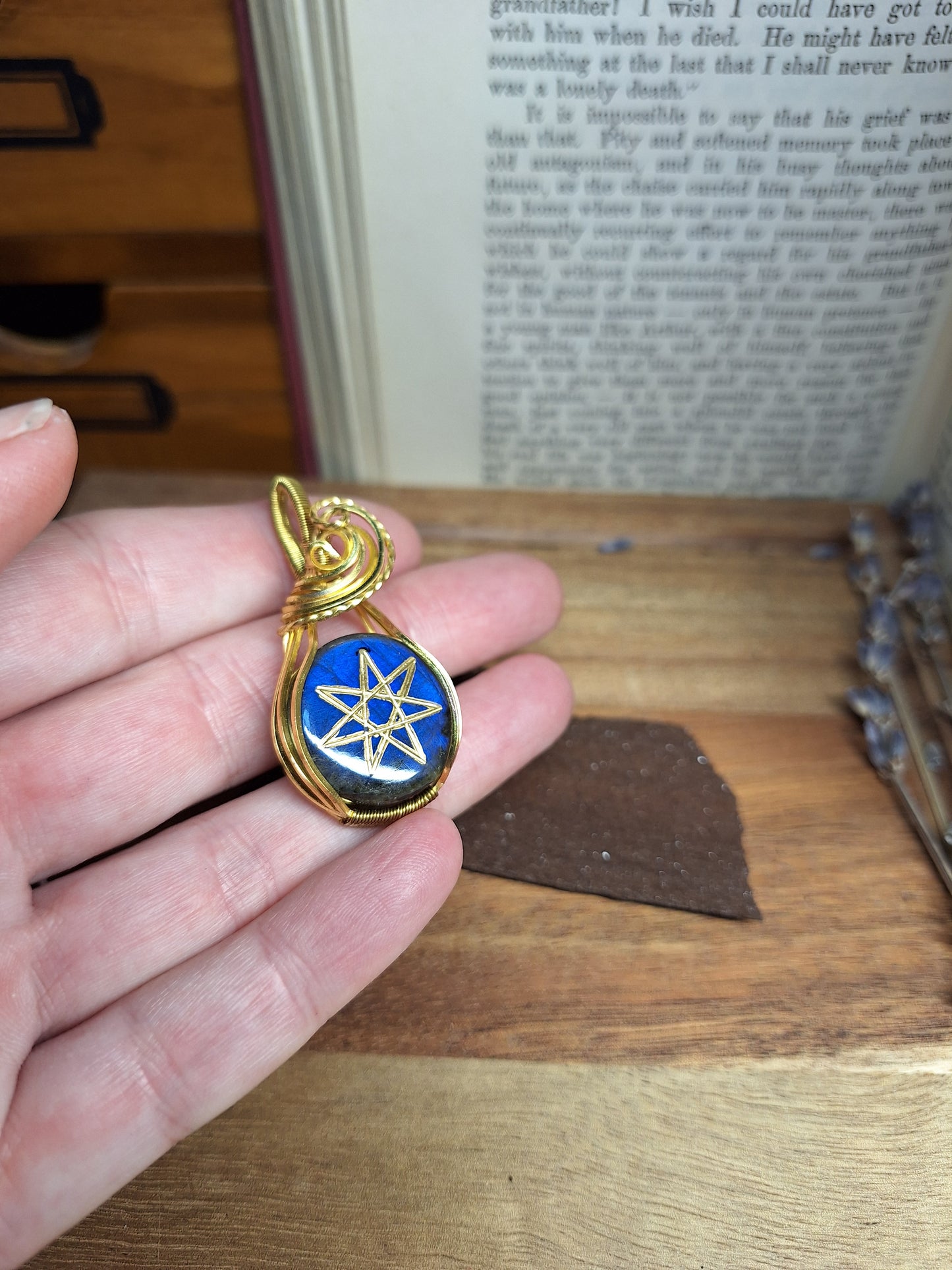 Edelsteinanhänger mit Heptagramm