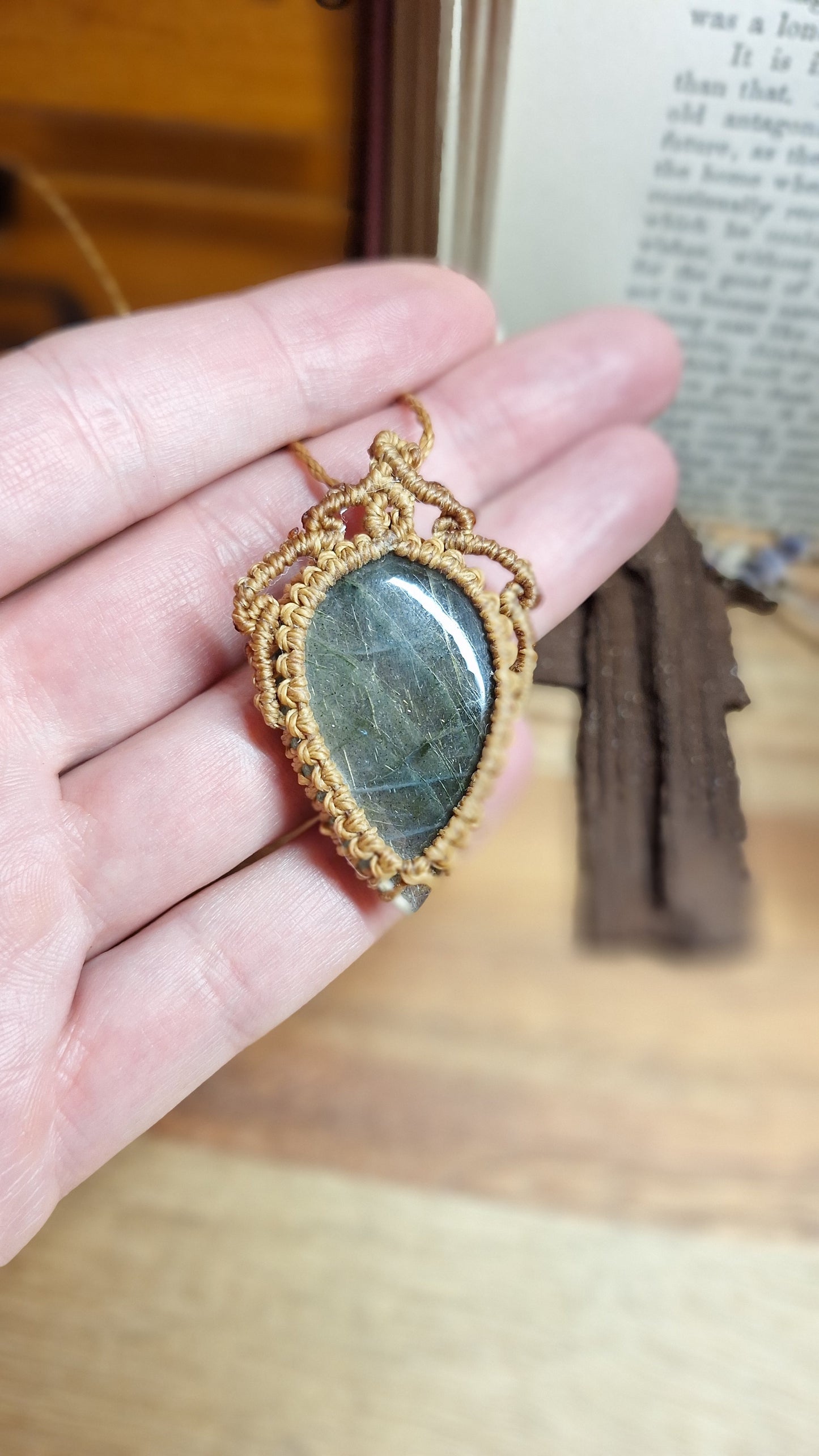 Feine Makramee Kette mit Labradorit