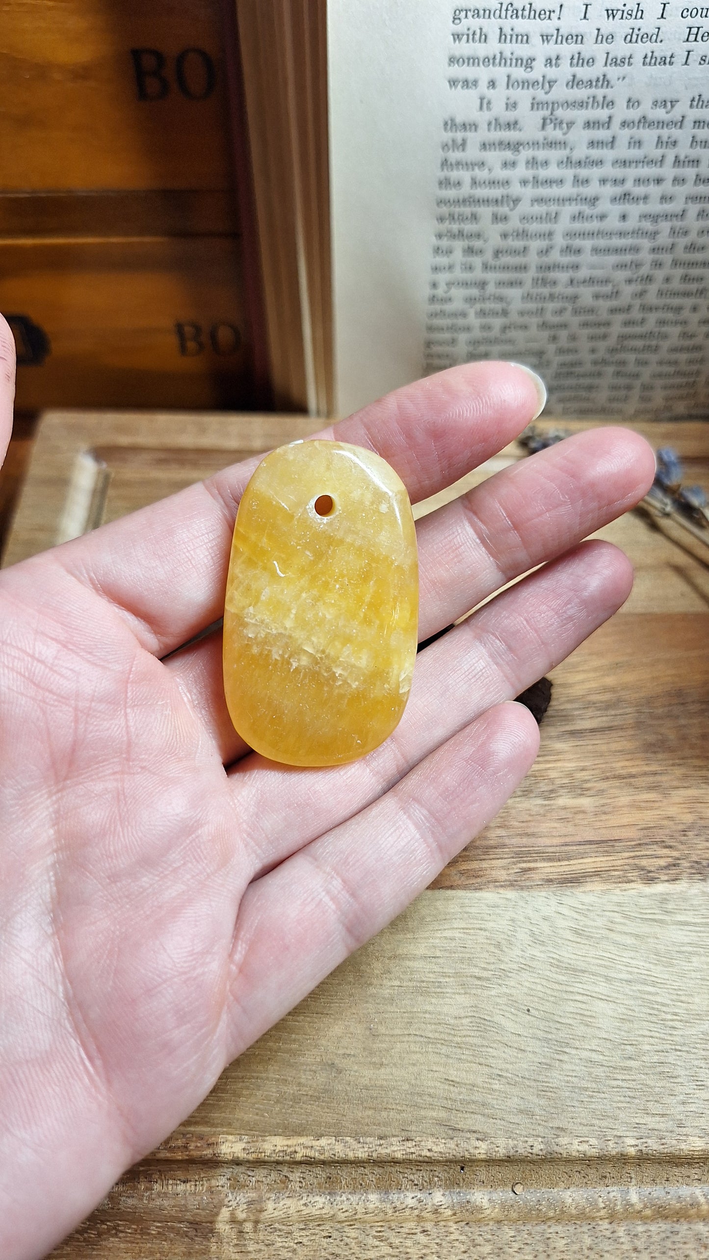 Gebohrte Edelsteinanhänger aus Honigcalcit