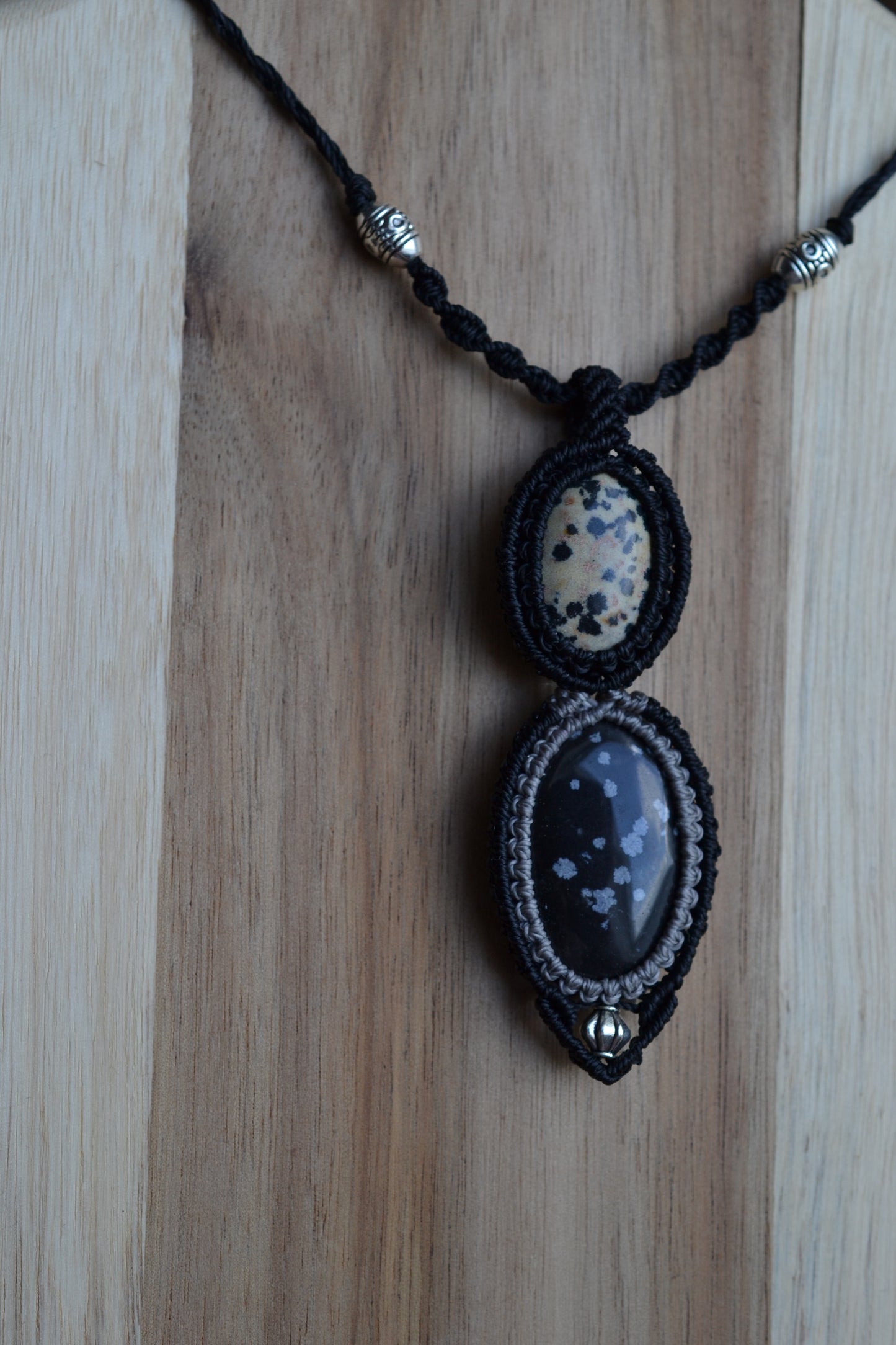 Kette mit Schneeflockenobsidian und Dalmatinerstein