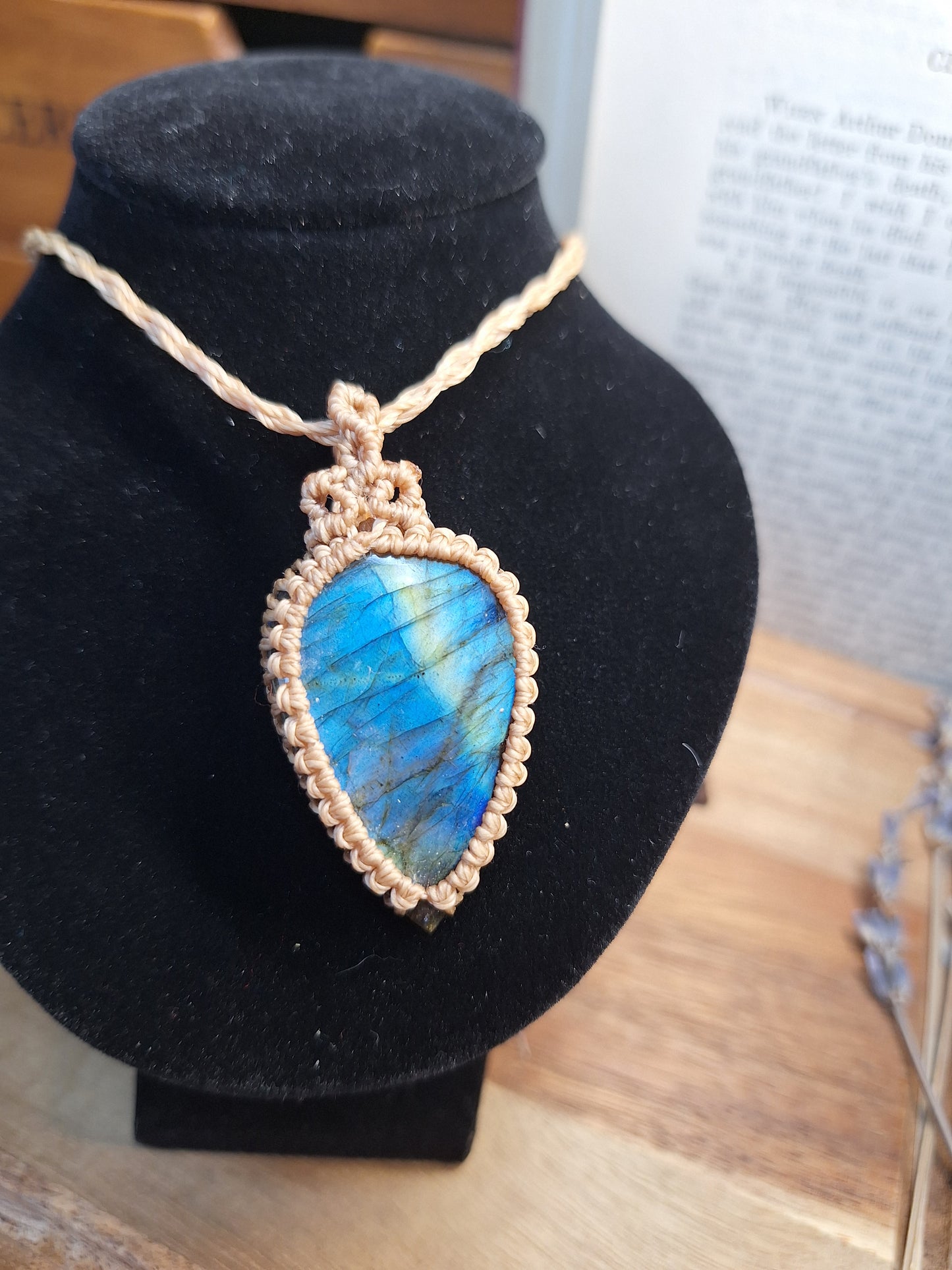 Kette mit blauer Labradorit-Träne
