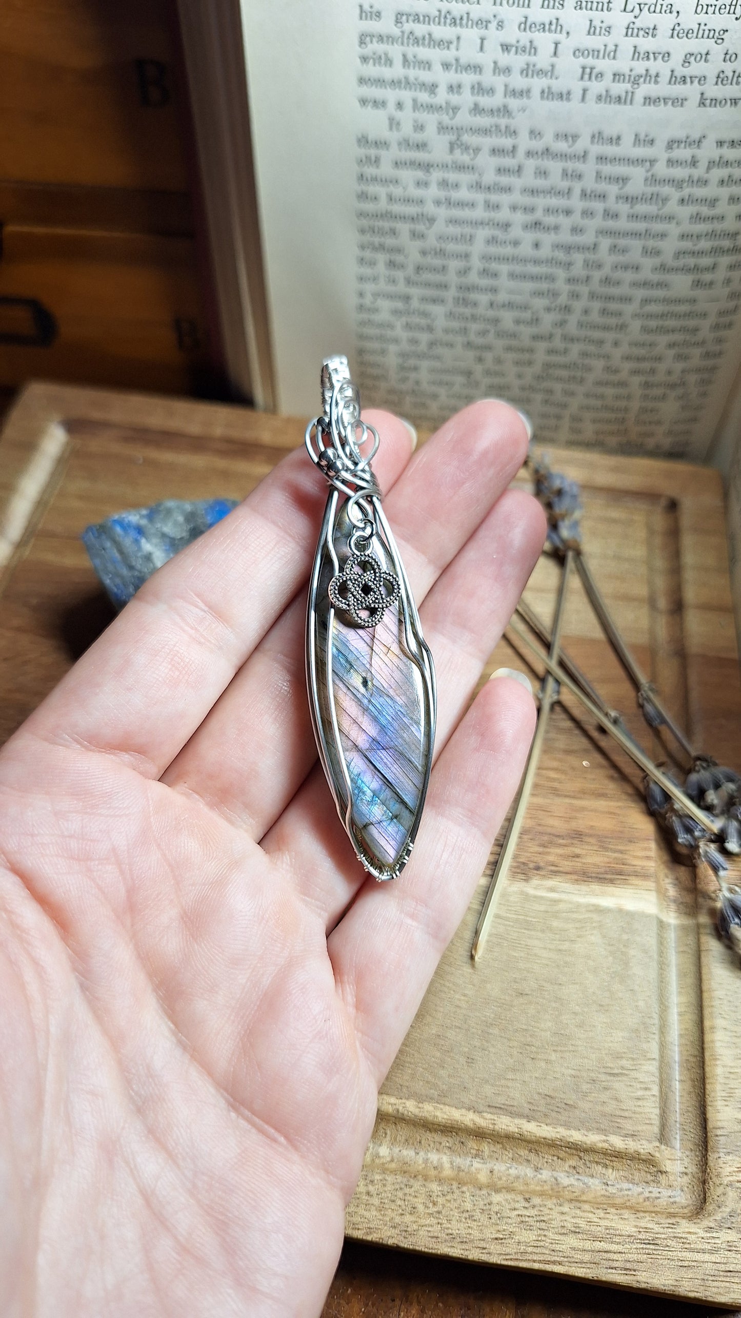 Kettenanhänger mit Labradorit "Celtic Knot"