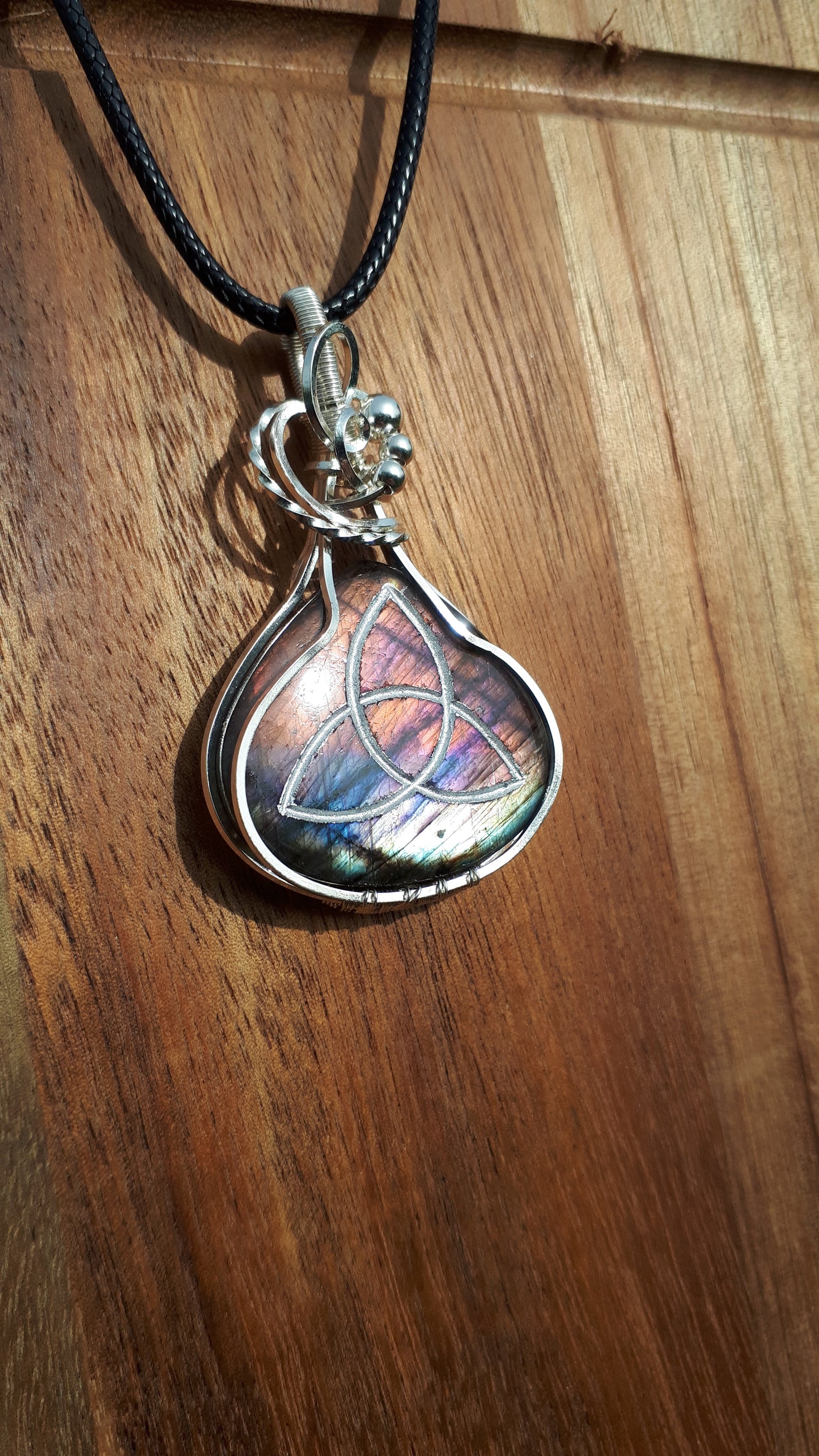 Anhänger mit Labradorit und Triquetra