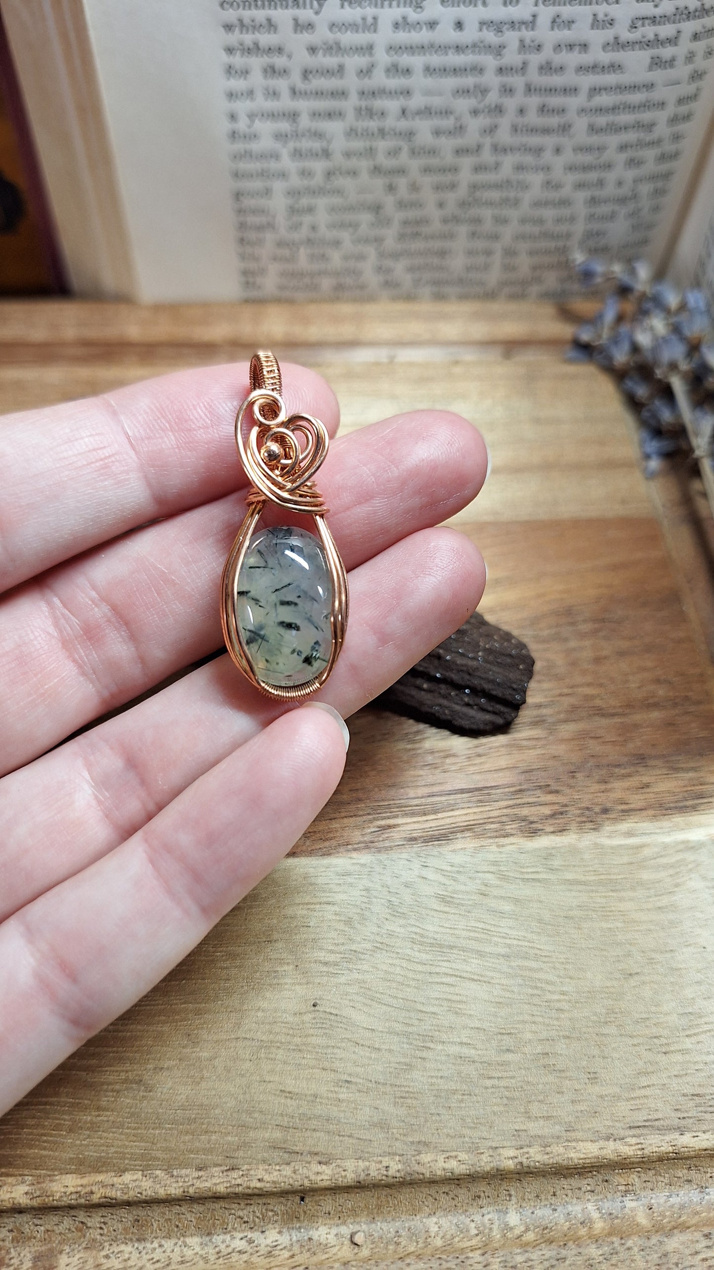 Kleiner Kettenanhänger mit Prehnit