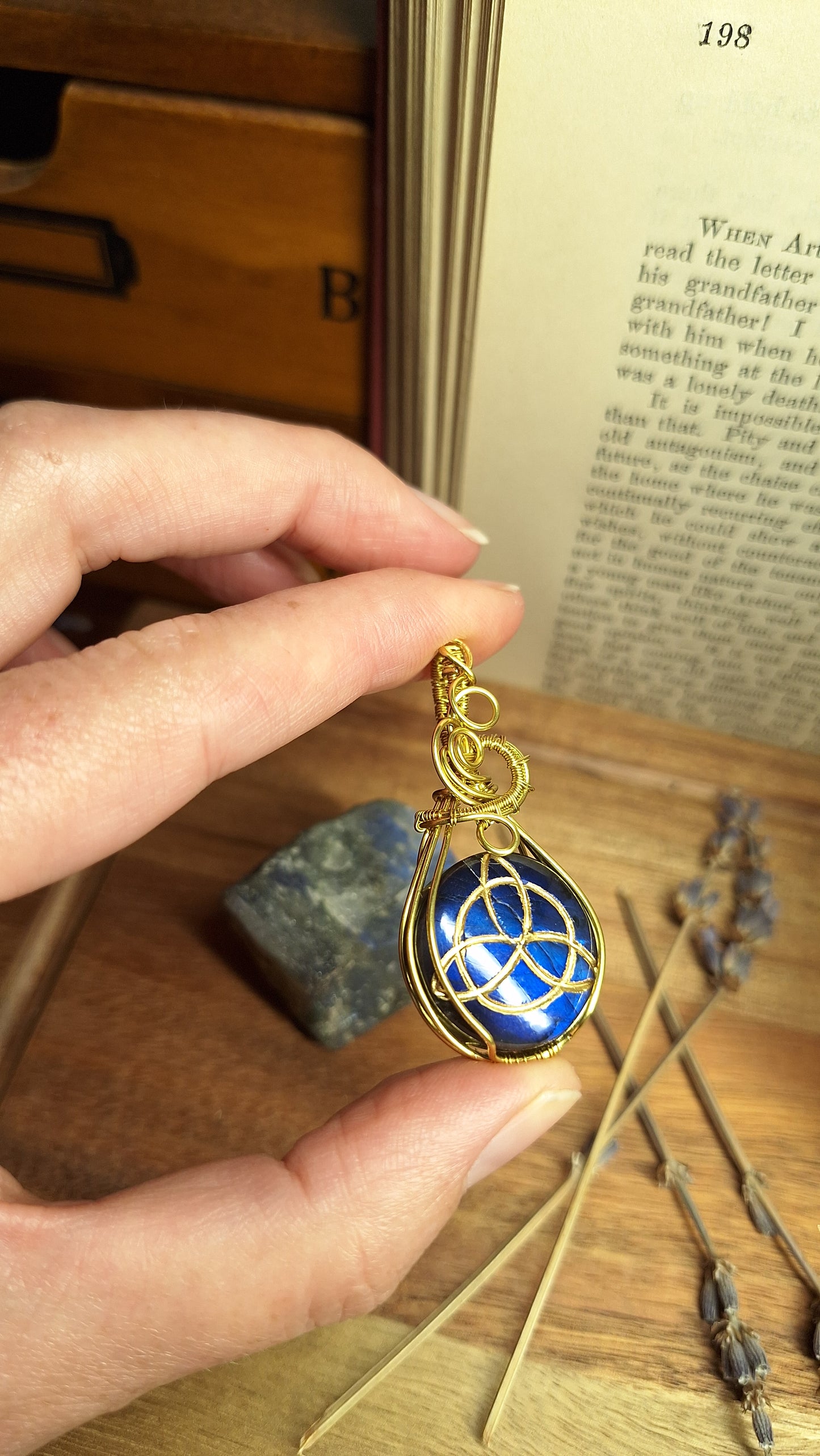 Labradorit Anhänger mit Triquetra