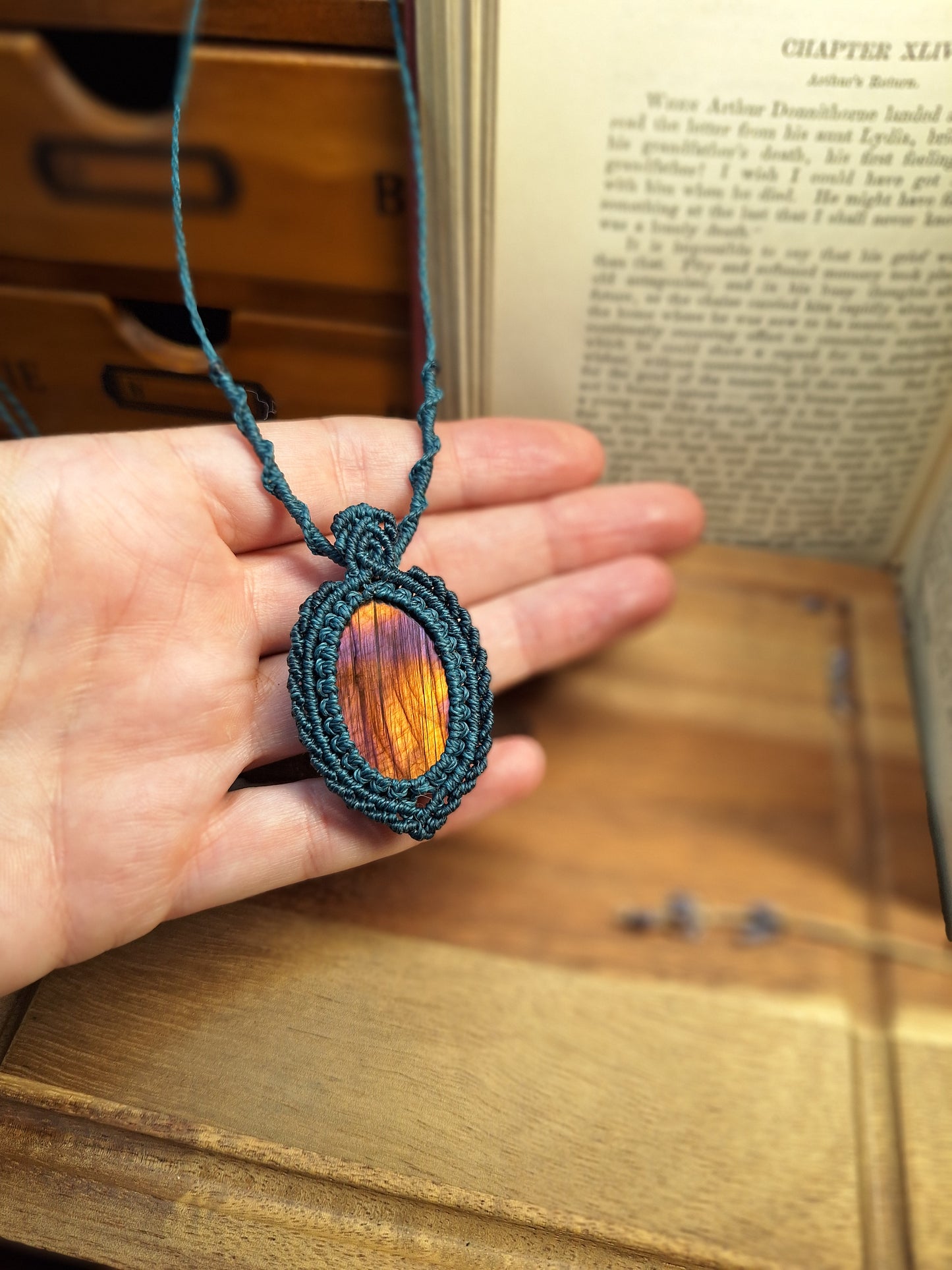 Magische Makramee Kette mit zauberhaften Labradorit4