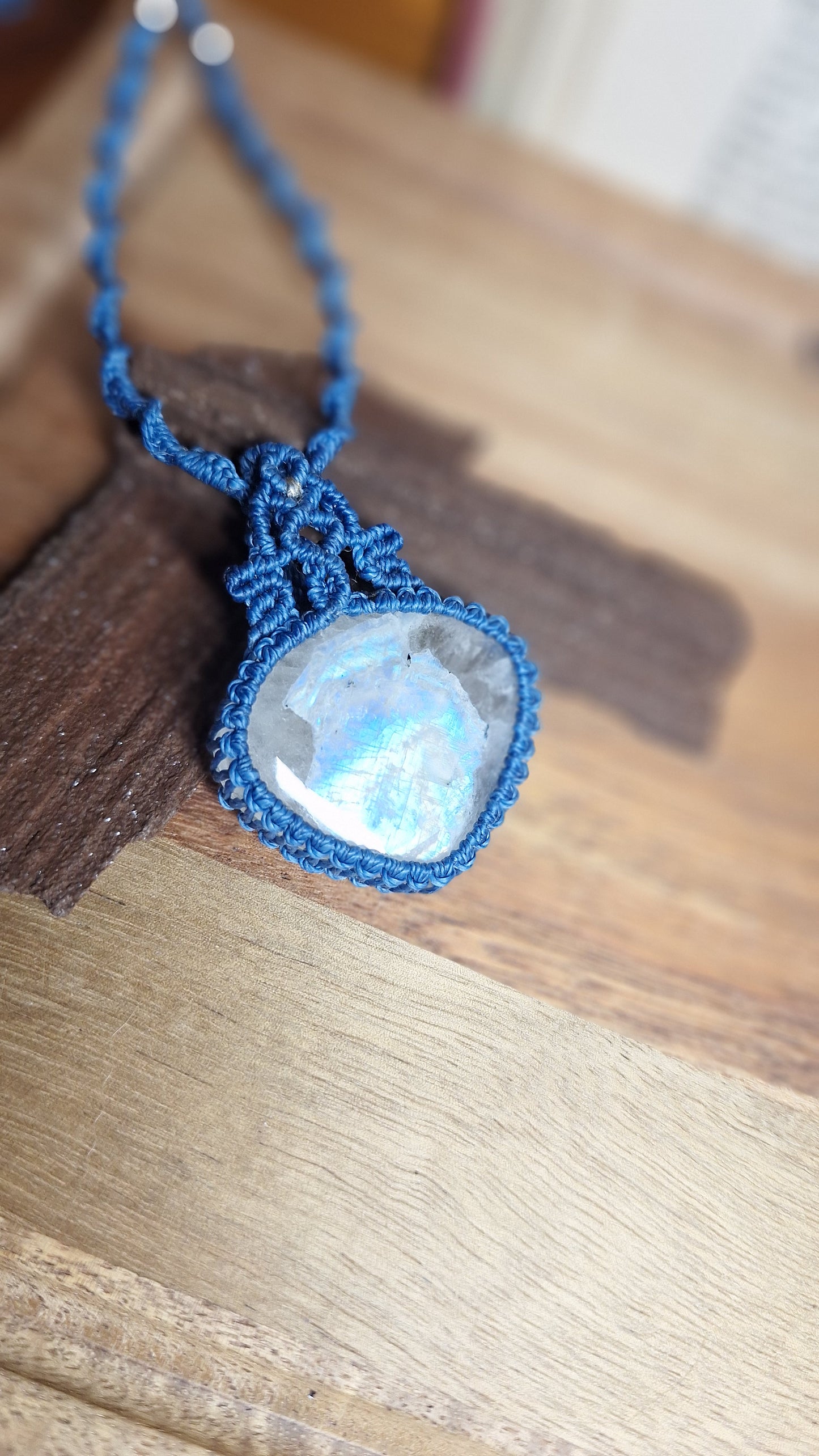 Makramee Kette mit Regenbogenmondstein