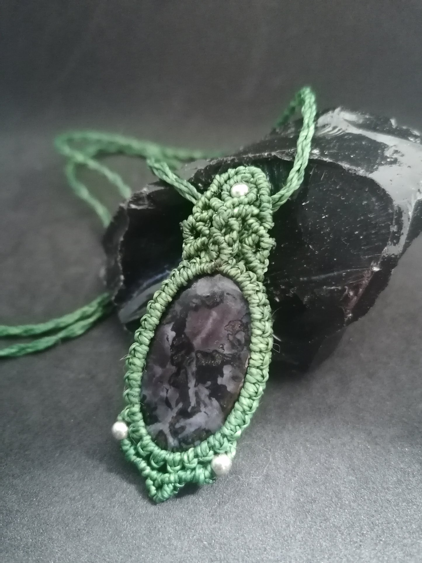 Makramee Kette mit einem Gabbro