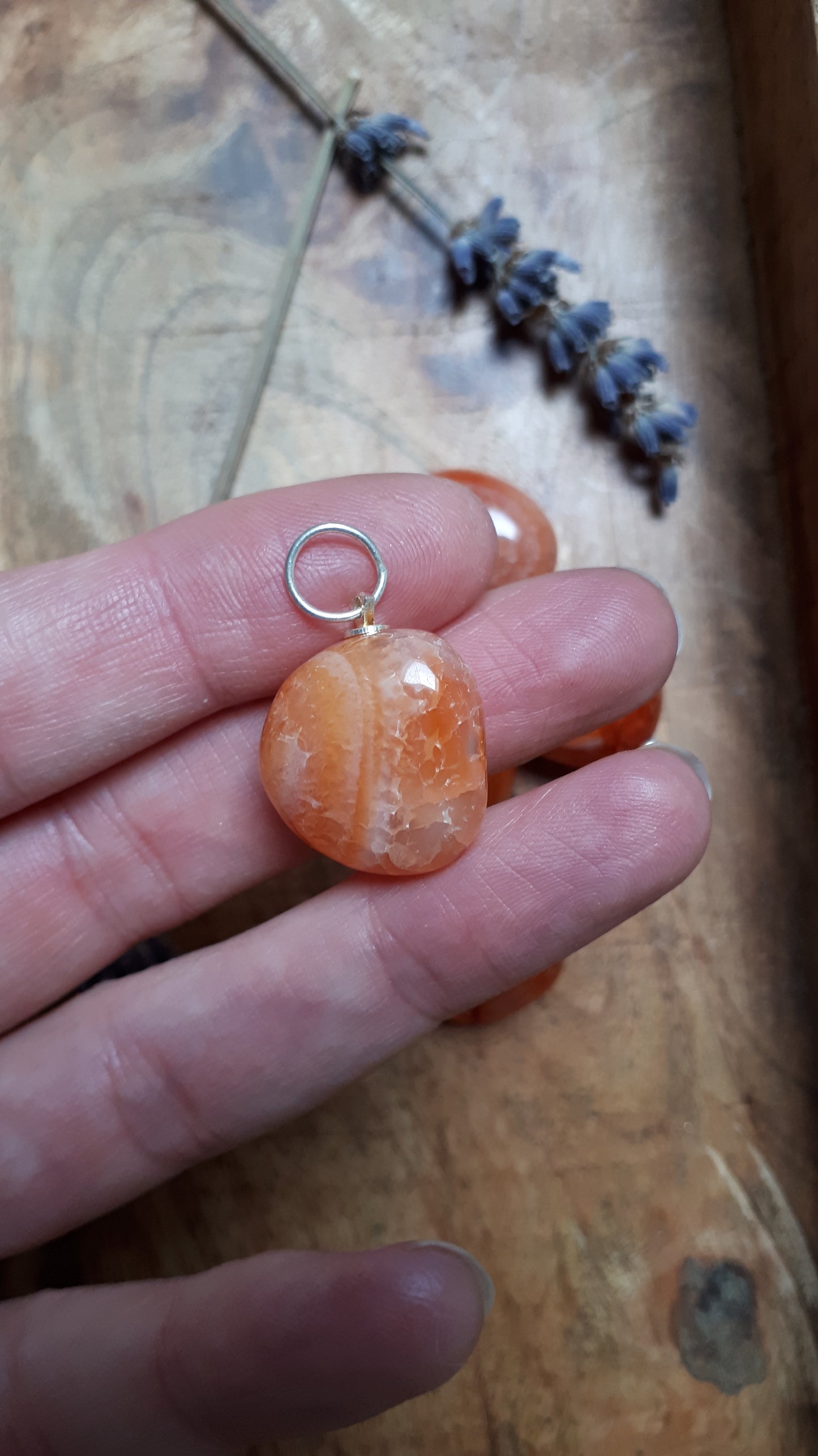 Trommelstein Anhänger mit Karneol und silberner Öse