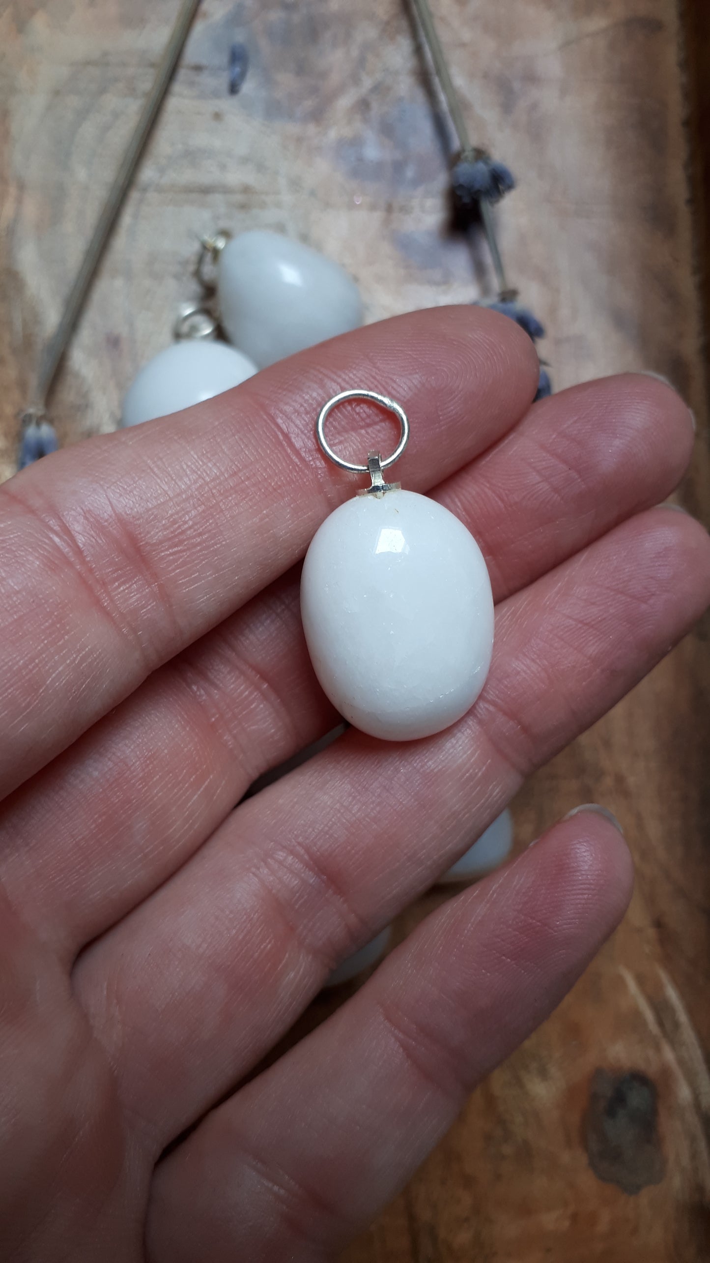 Trommelstein Anhänger mit Schneequarz und Öse