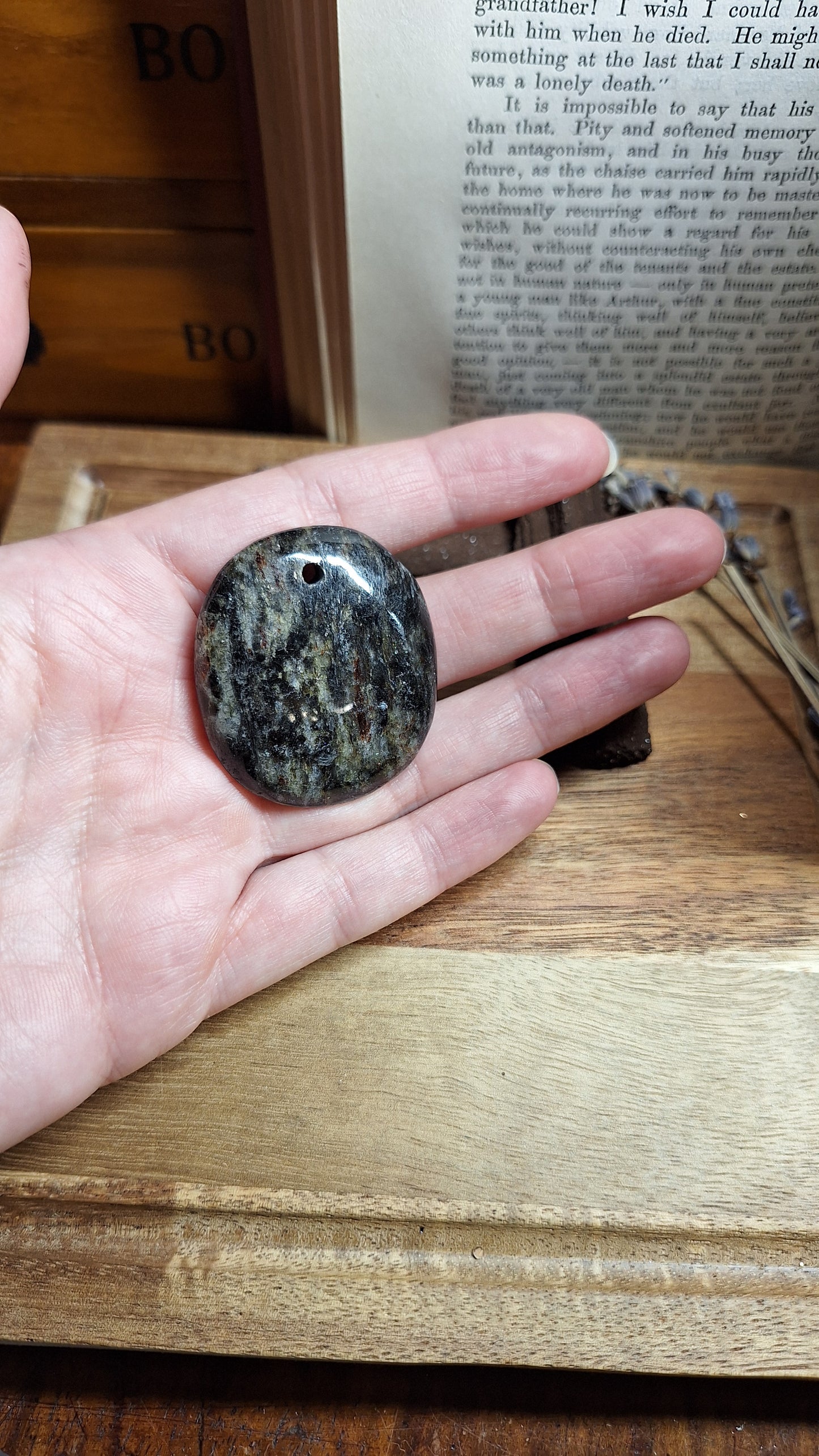 Großer Edelsteinanhänger aus Anthophylith