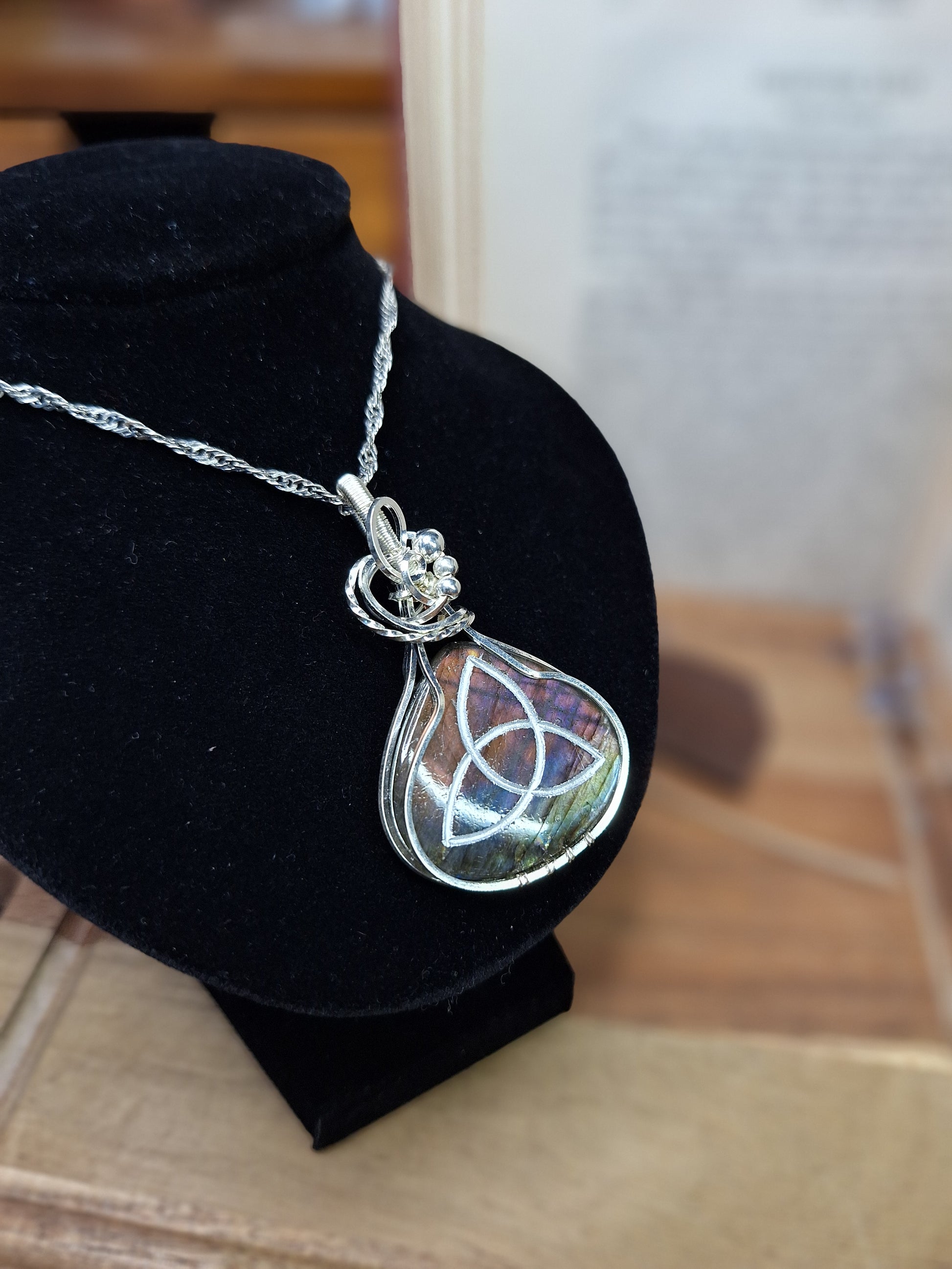 Anhänger mit Labradorit und Triquetra