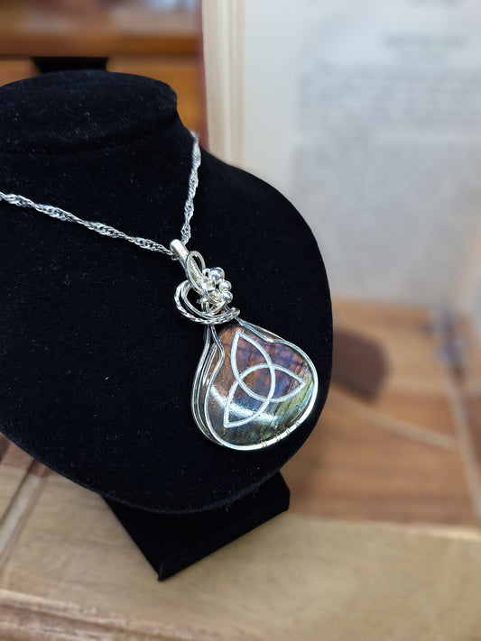 Anhänger mit Labradorit und Triquetra