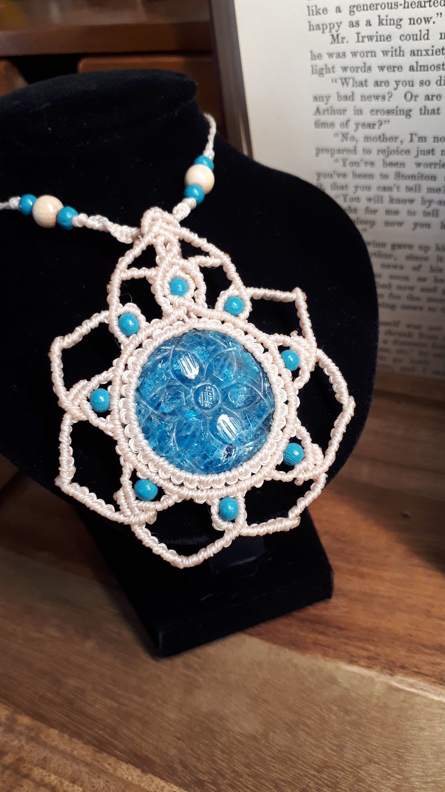 Florale Makramee Kette mit Apatit "Leilani"