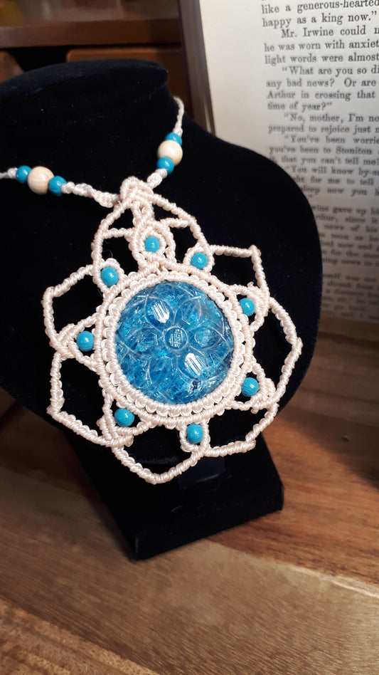 Florale Makramee Kette mit Apatit "Leilani"