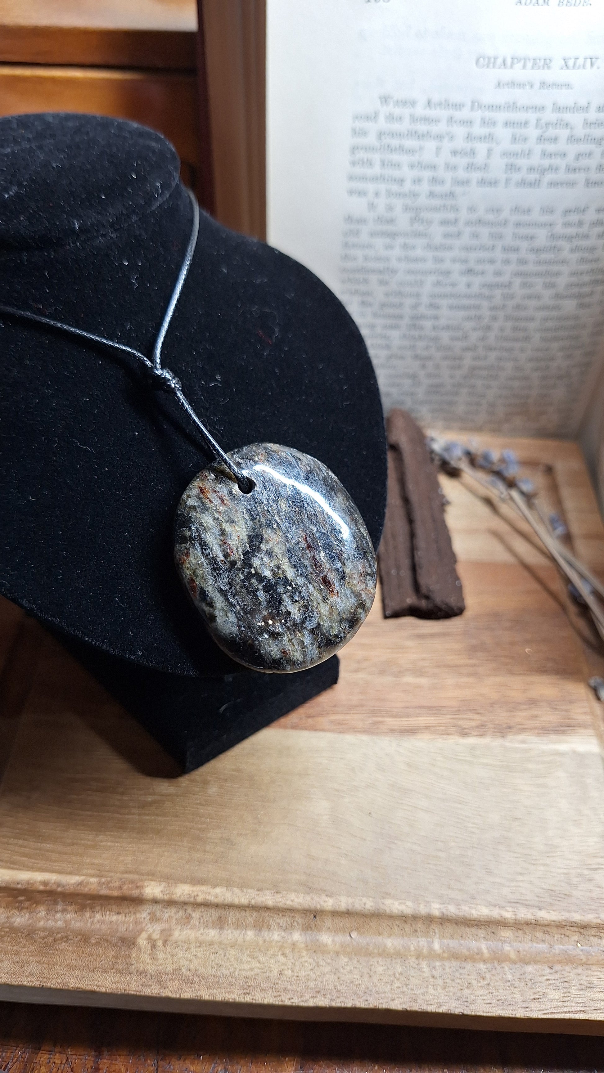Großer Edelsteinanhänger aus Anthophylith