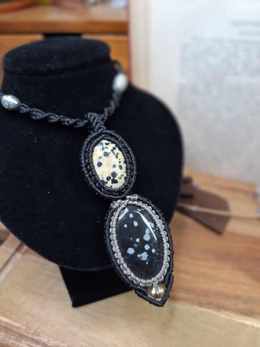 Kette mit Schneeflockenobsidian und Dalmatinerstein
