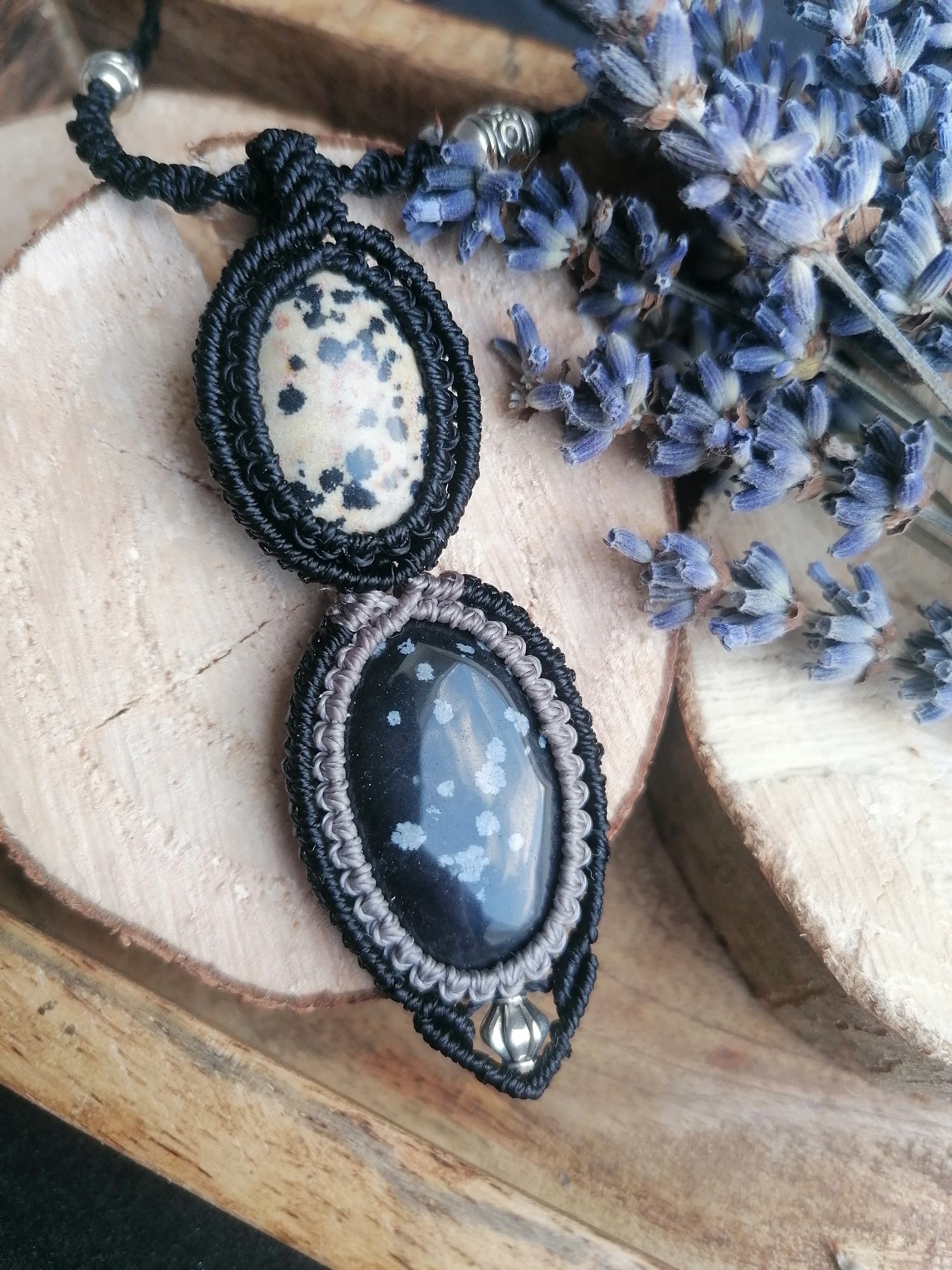 Kette mit Schneeflockenobsidian und Dalmatinerstein