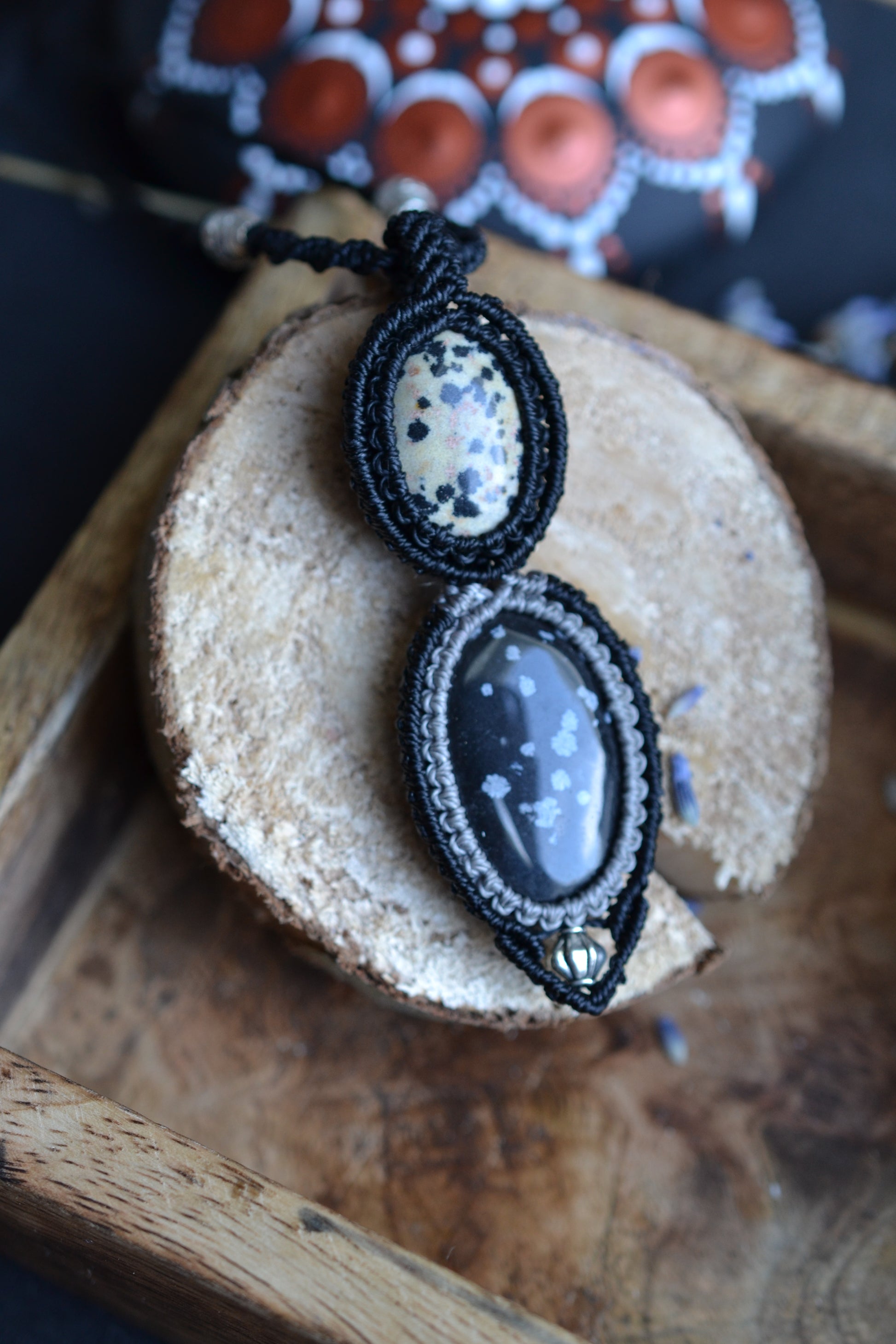 Kette mit Schneeflockenobsidian und Dalmatinerstein