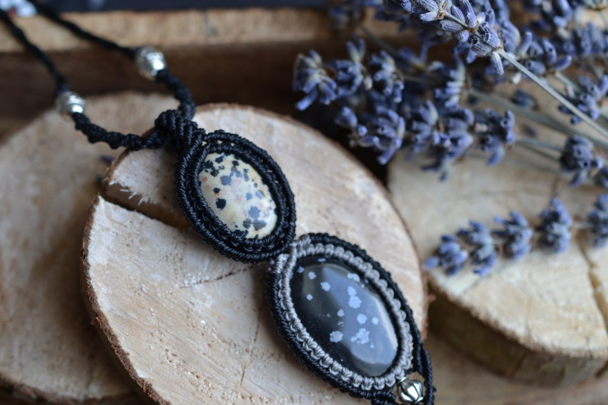 Kette mit Schneeflockenobsidian und Dalmatinerstein