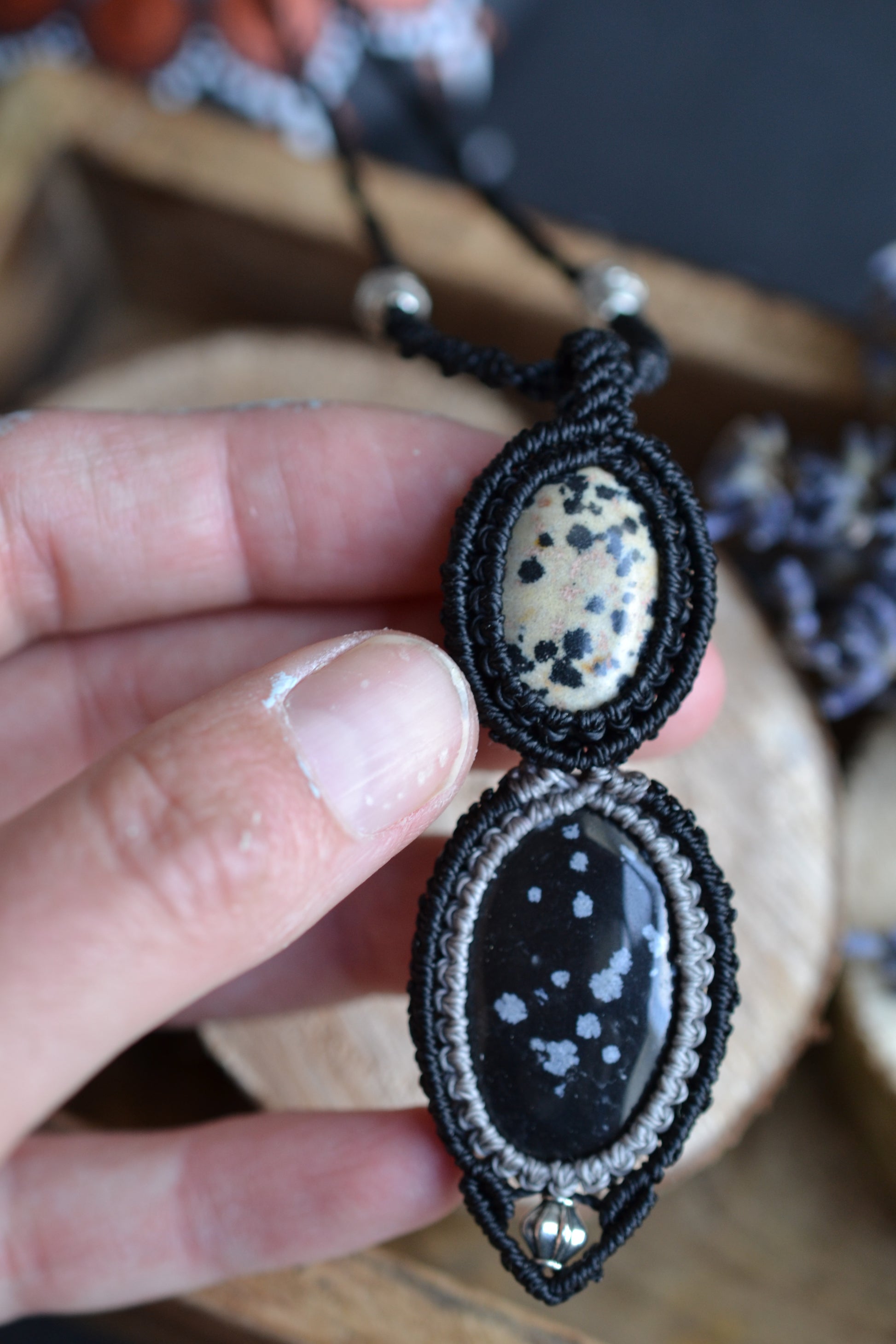 Kette mit Schneeflockenobsidian und Dalmatinerstein
