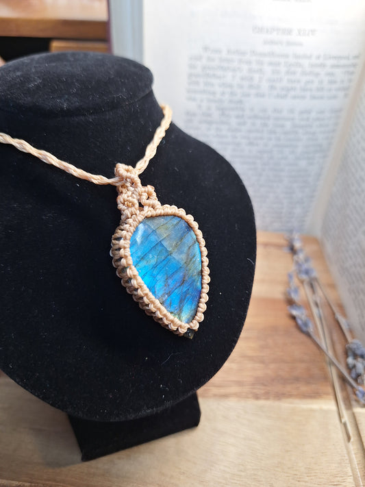 Kette mit blauer Labradorit-Träne