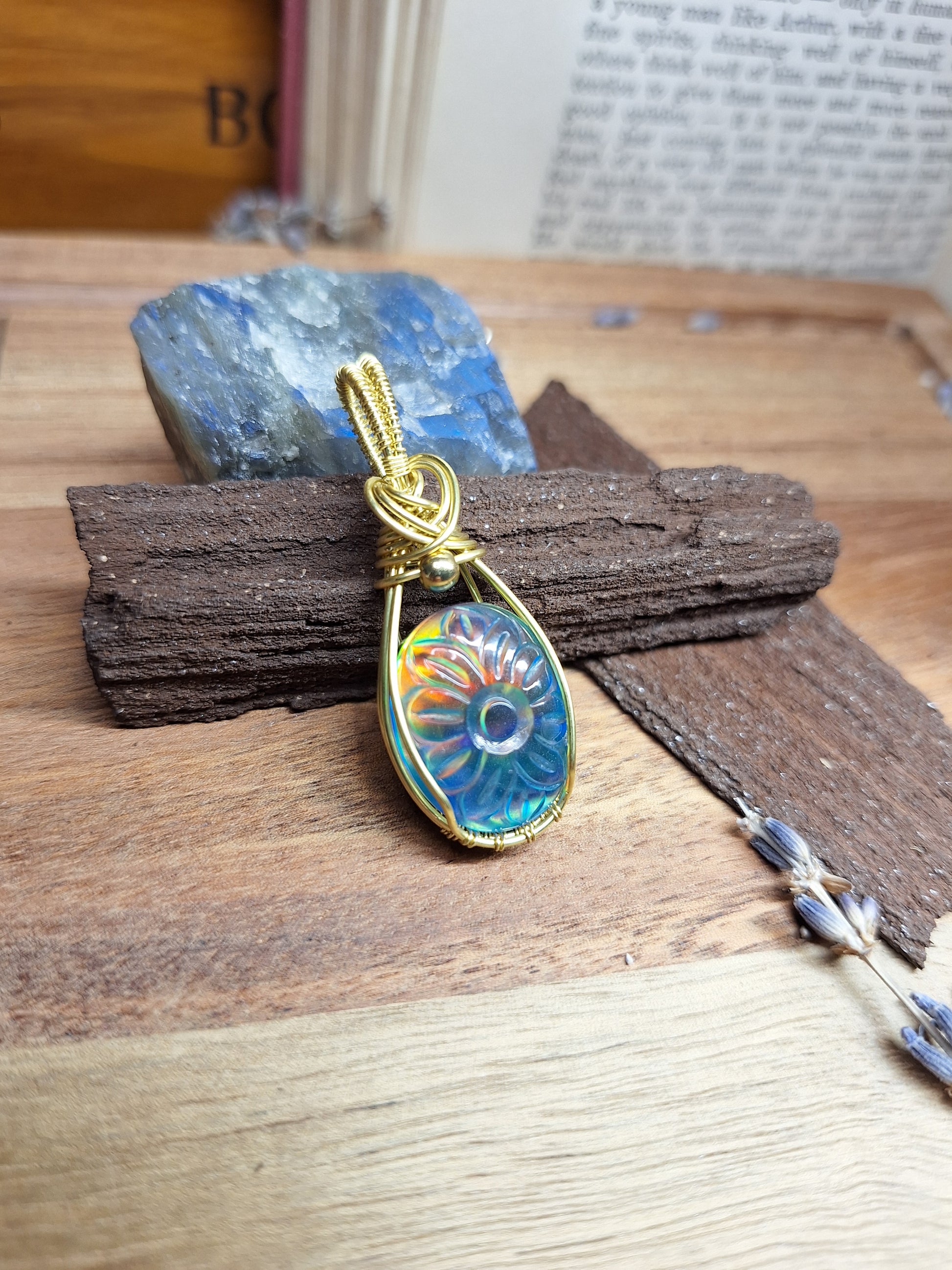 Kettenanhänger mit Aurora-Opal Blume