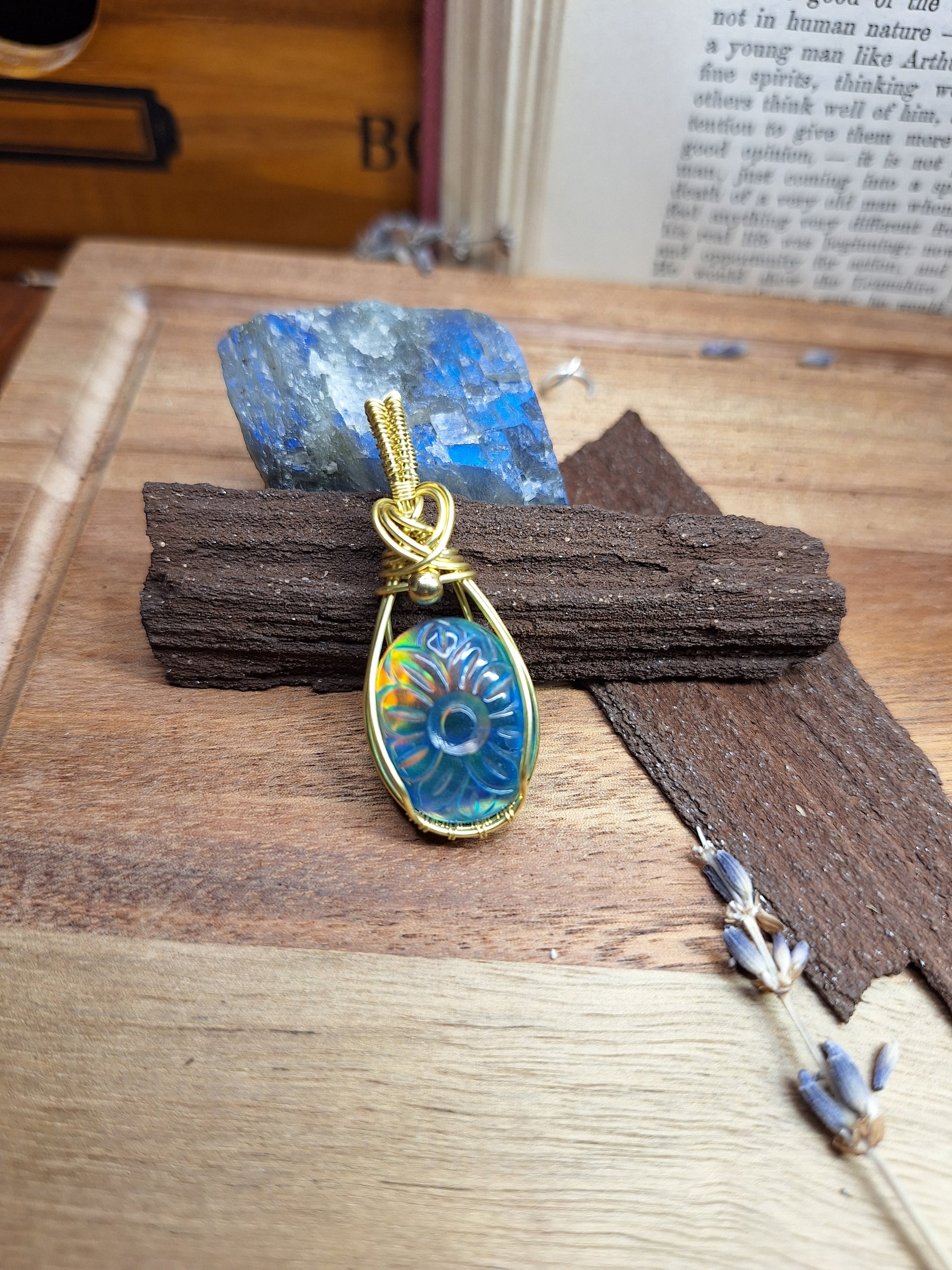 Kettenanhänger mit Aurora-Opal Blume1