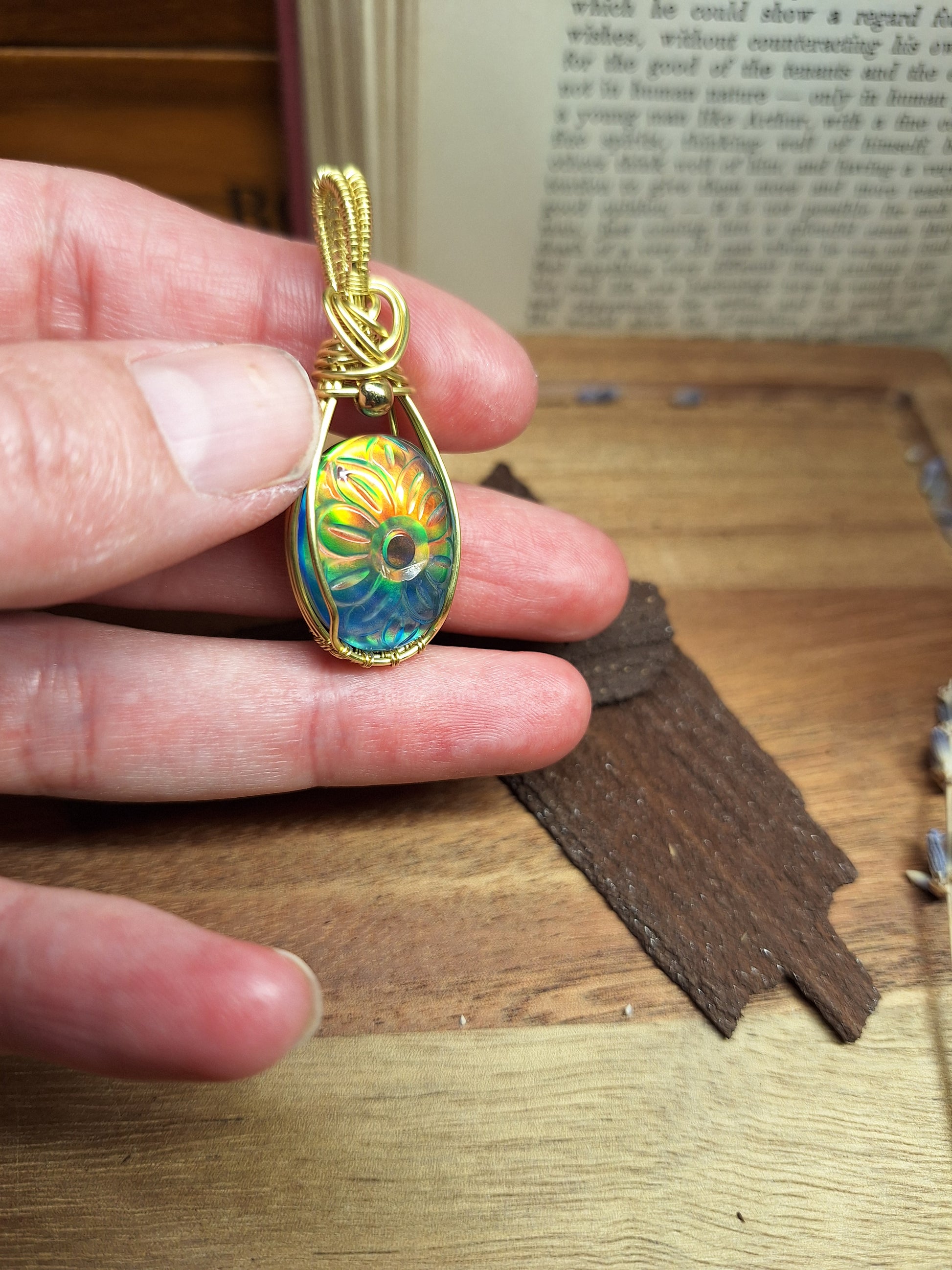 Kettenanhänger mit Aurora-Opal Blume2