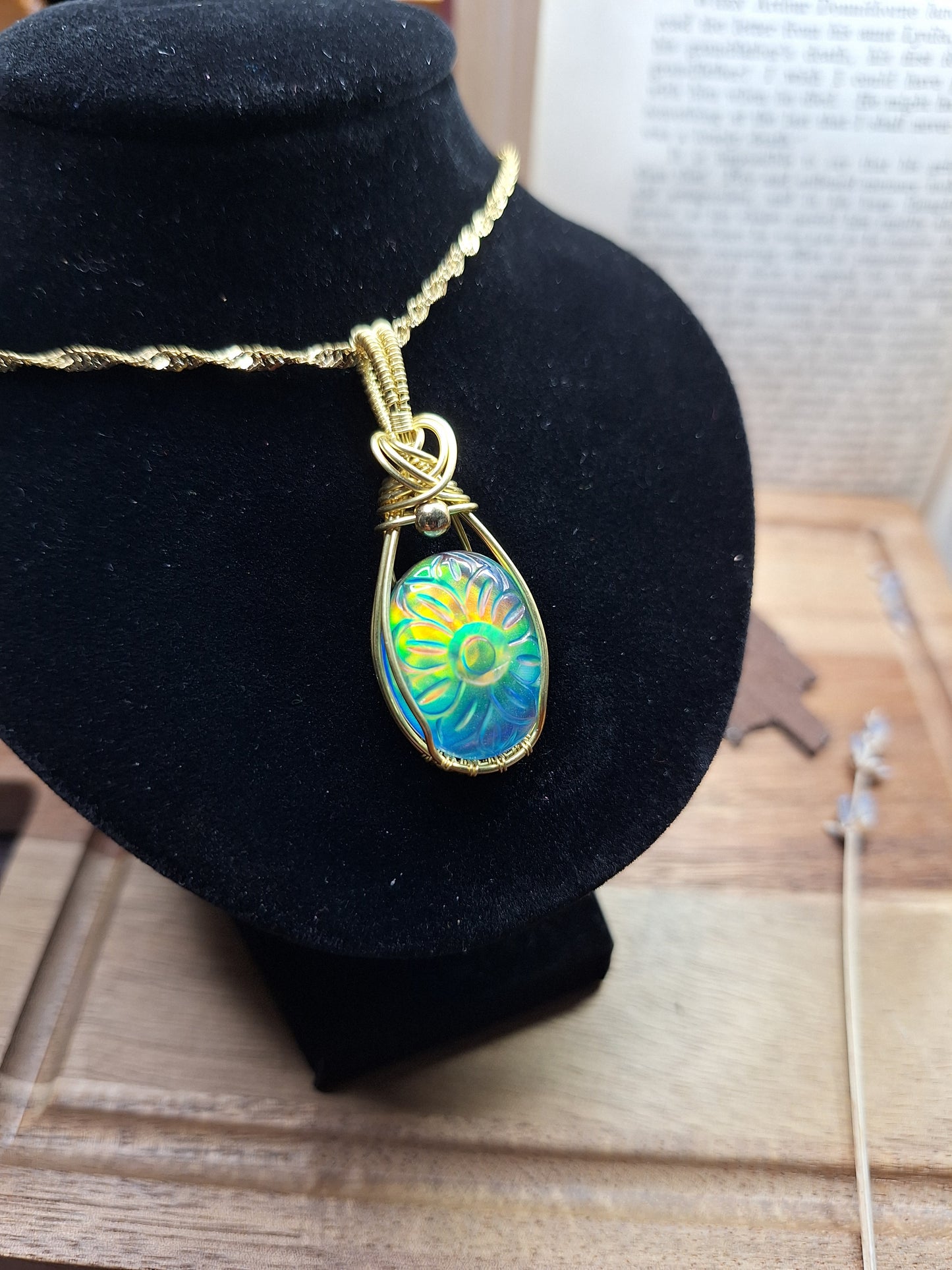 Kettenanhänger mit Aurora-Opal Blume4