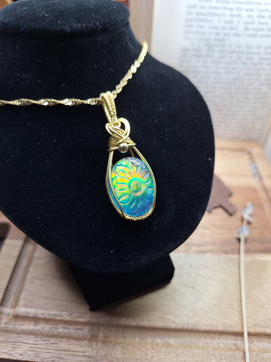 Kettenanhänger mit Aurora-Opal Blume4