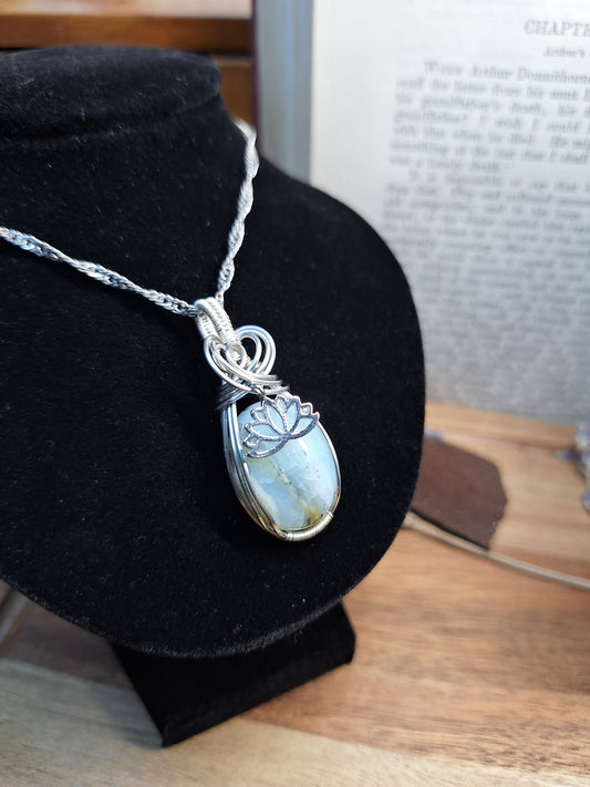 Kettenanhänger mit einen hellblauen Andenopal