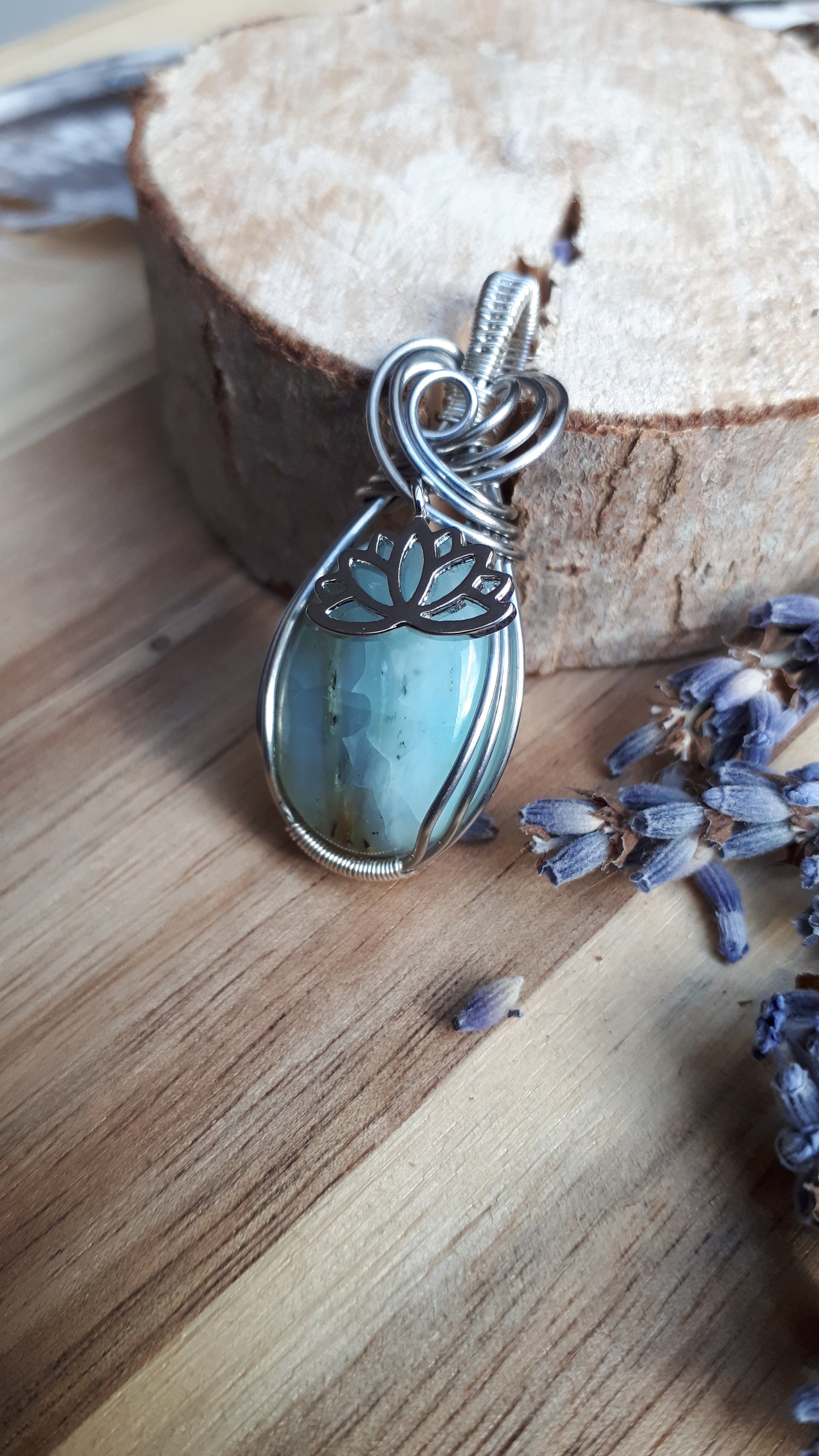 Kettenanhänger mit einen hellblauen Andenopal