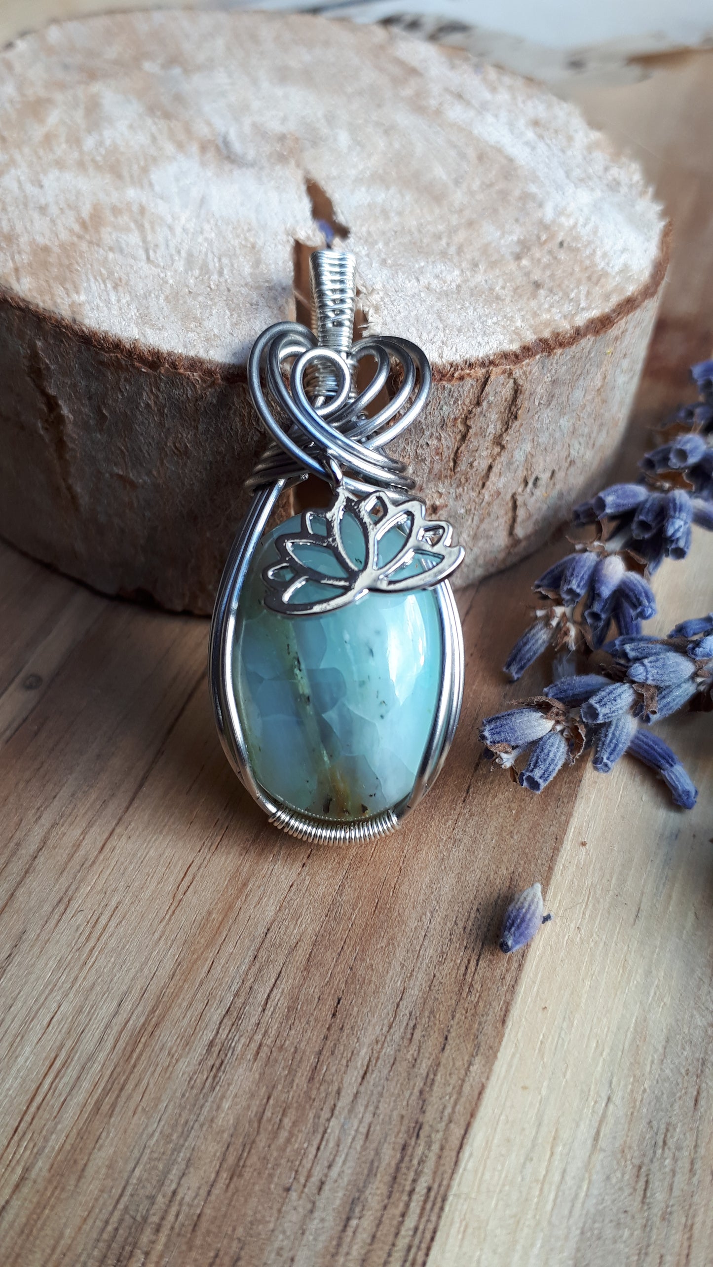 Kettenanhänger mit einen hellblauen Andenopal