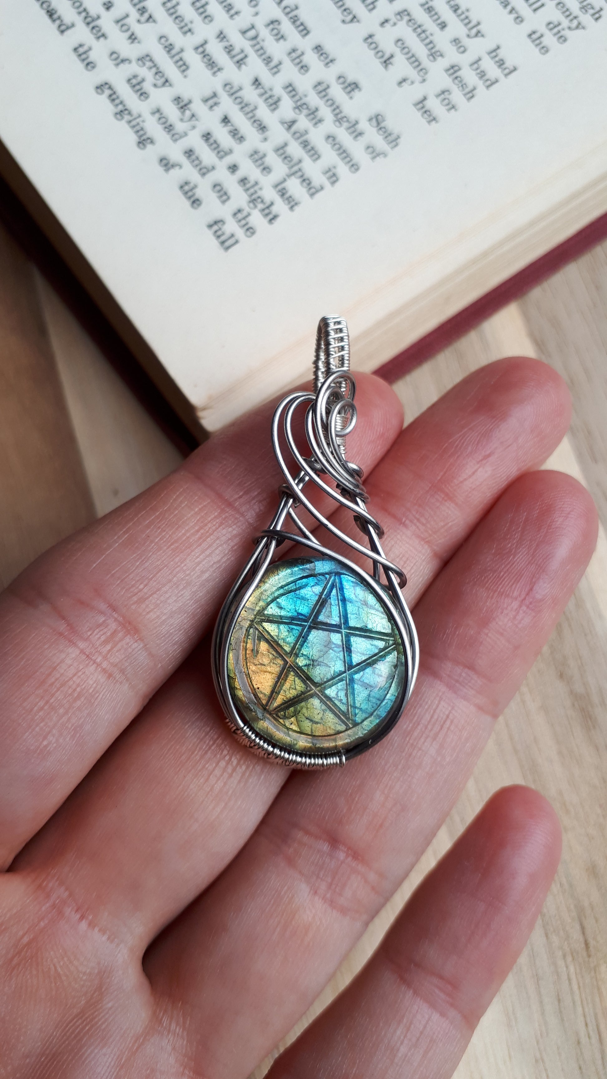 Anhänger mit Labradorit und Pentagramm
