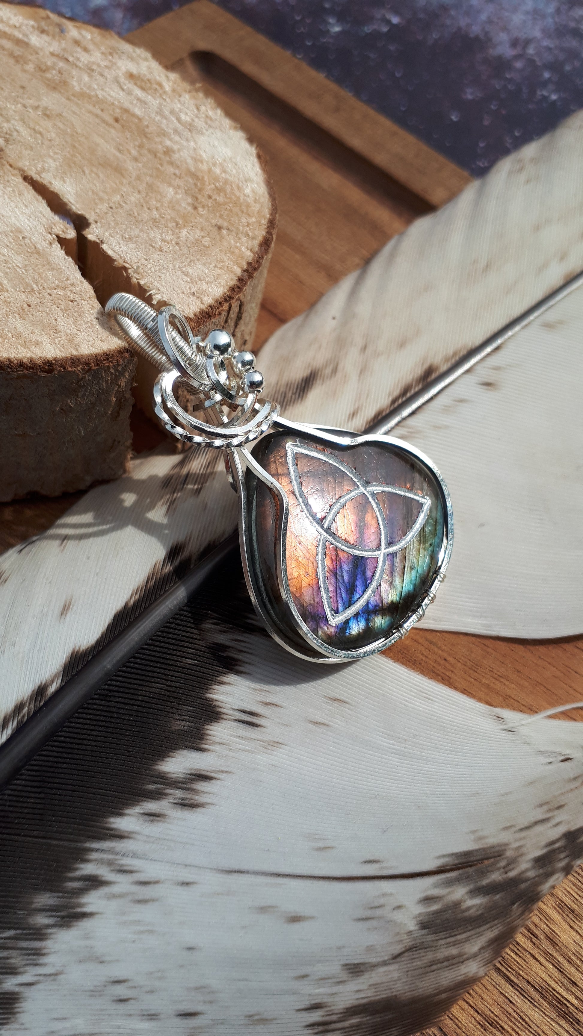 Anhänger mit Labradorit und Triquetra