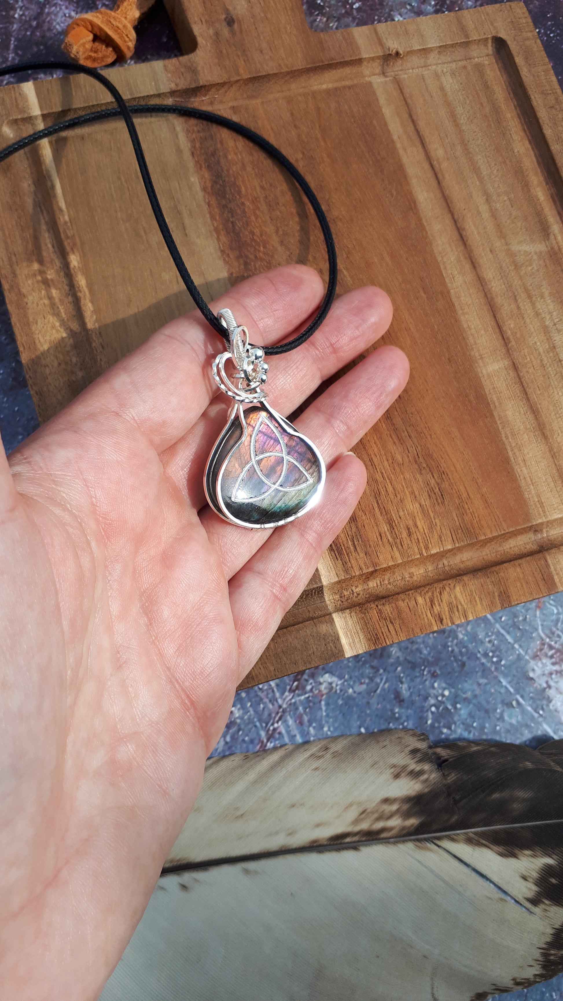 Anhänger mit Labradorit und Triquetra