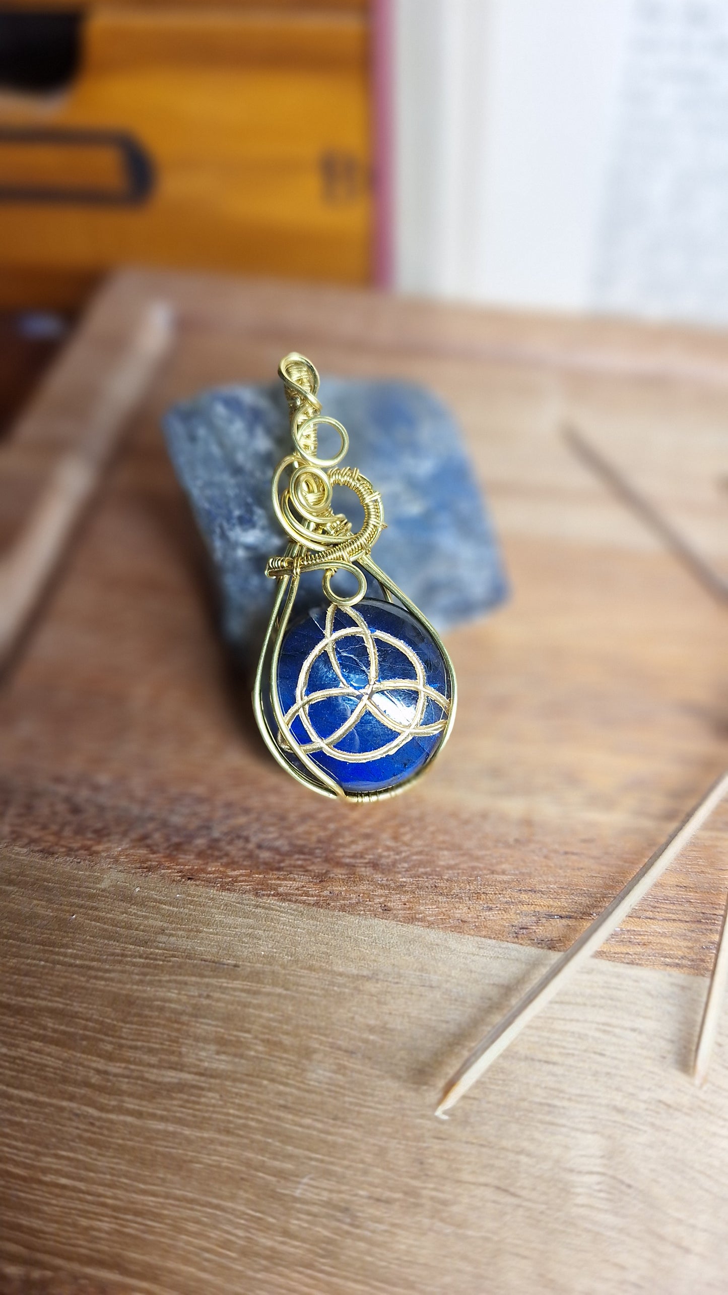 Labradorit Anhänger mit Triquetra