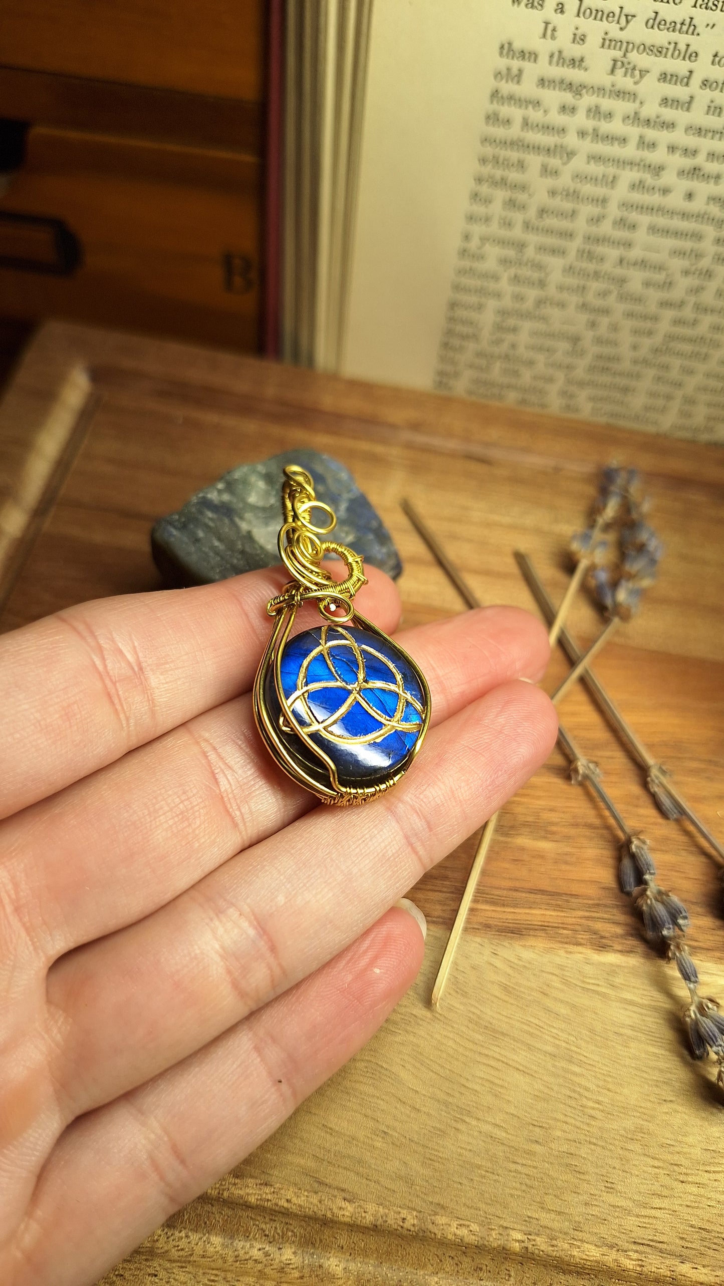 Labradorit Anhänger mit Triquetra