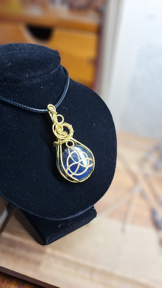 Labradorit Anhänger mit Triquetra