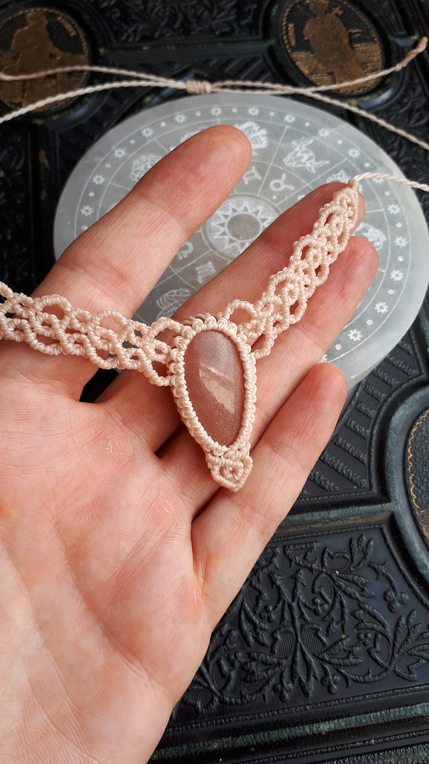 Makramee Choker mit Pfirsich Mondstein