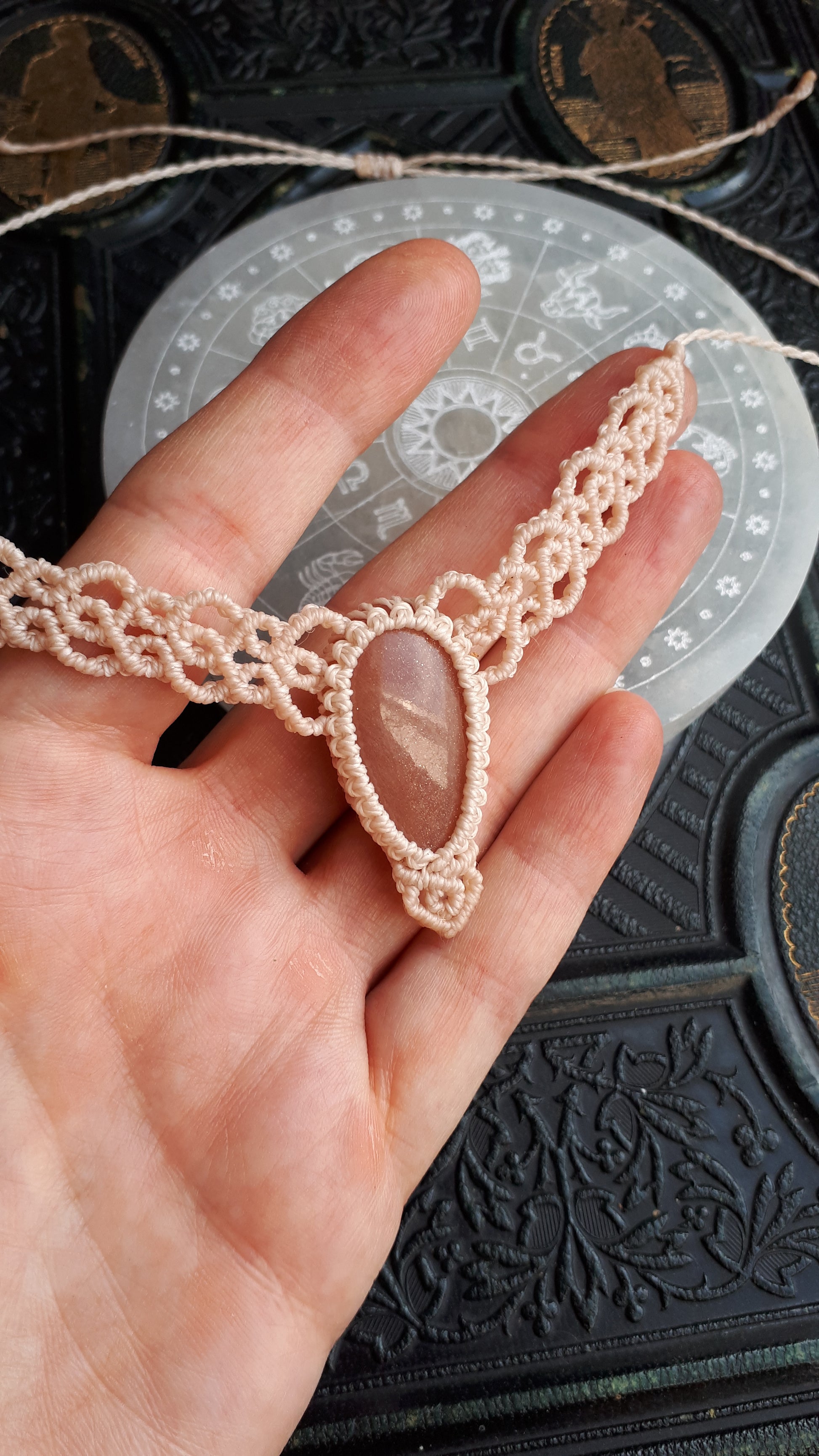 Makramee Choker mit Pfirsich Mondstein