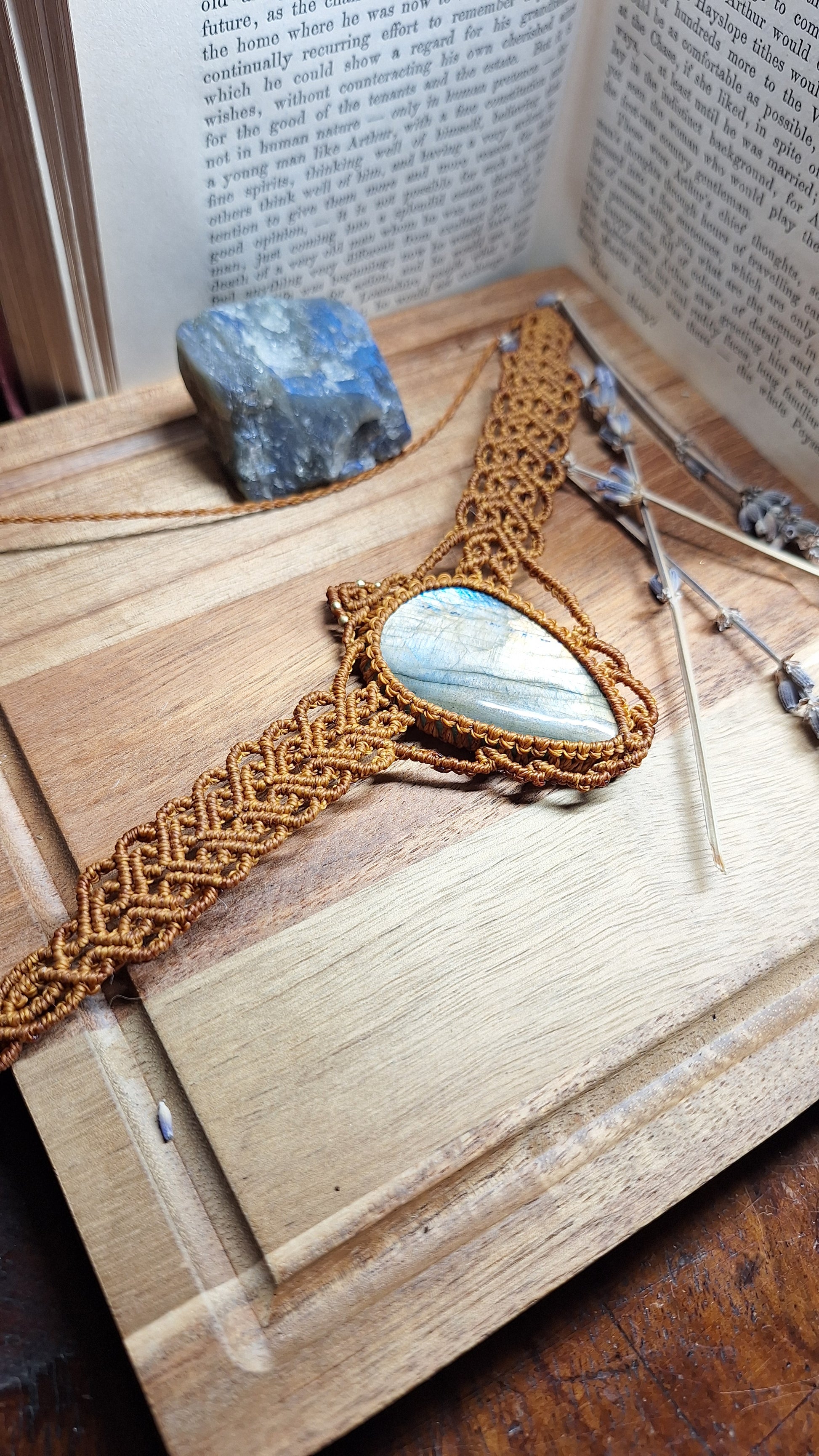 Makramee Choker mit großen Labradorit