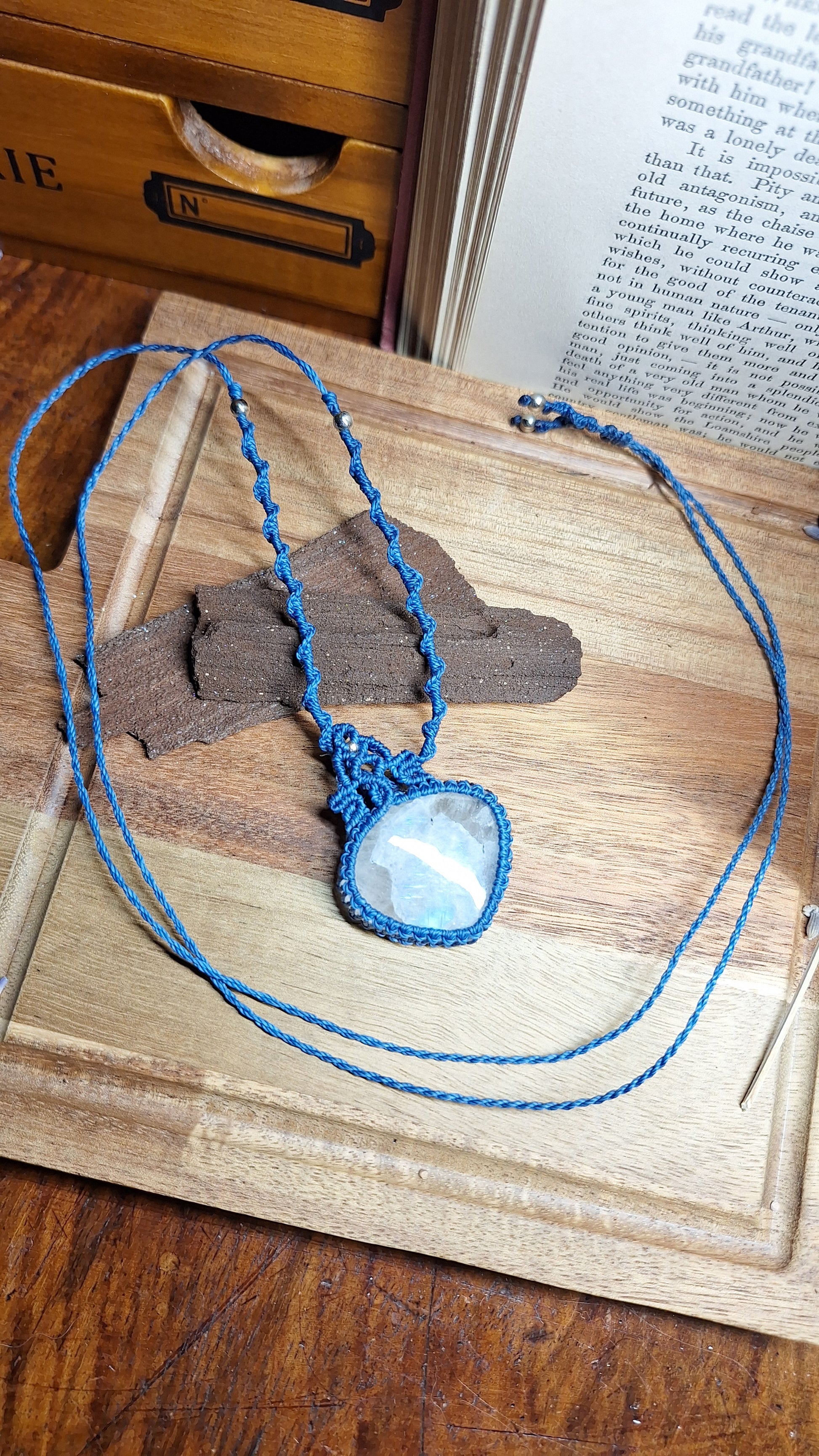Makramee Kette mit Regenbogenmondstein