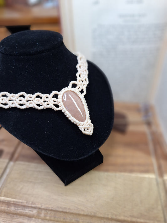 Makramee Choker mit Pfirsich Mondstein