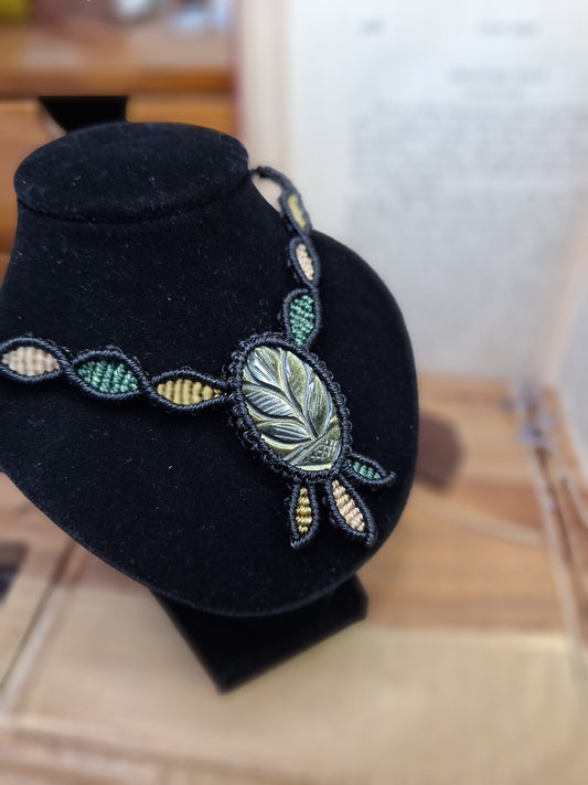 Makramee Choker mit gravierten Goldobsidian