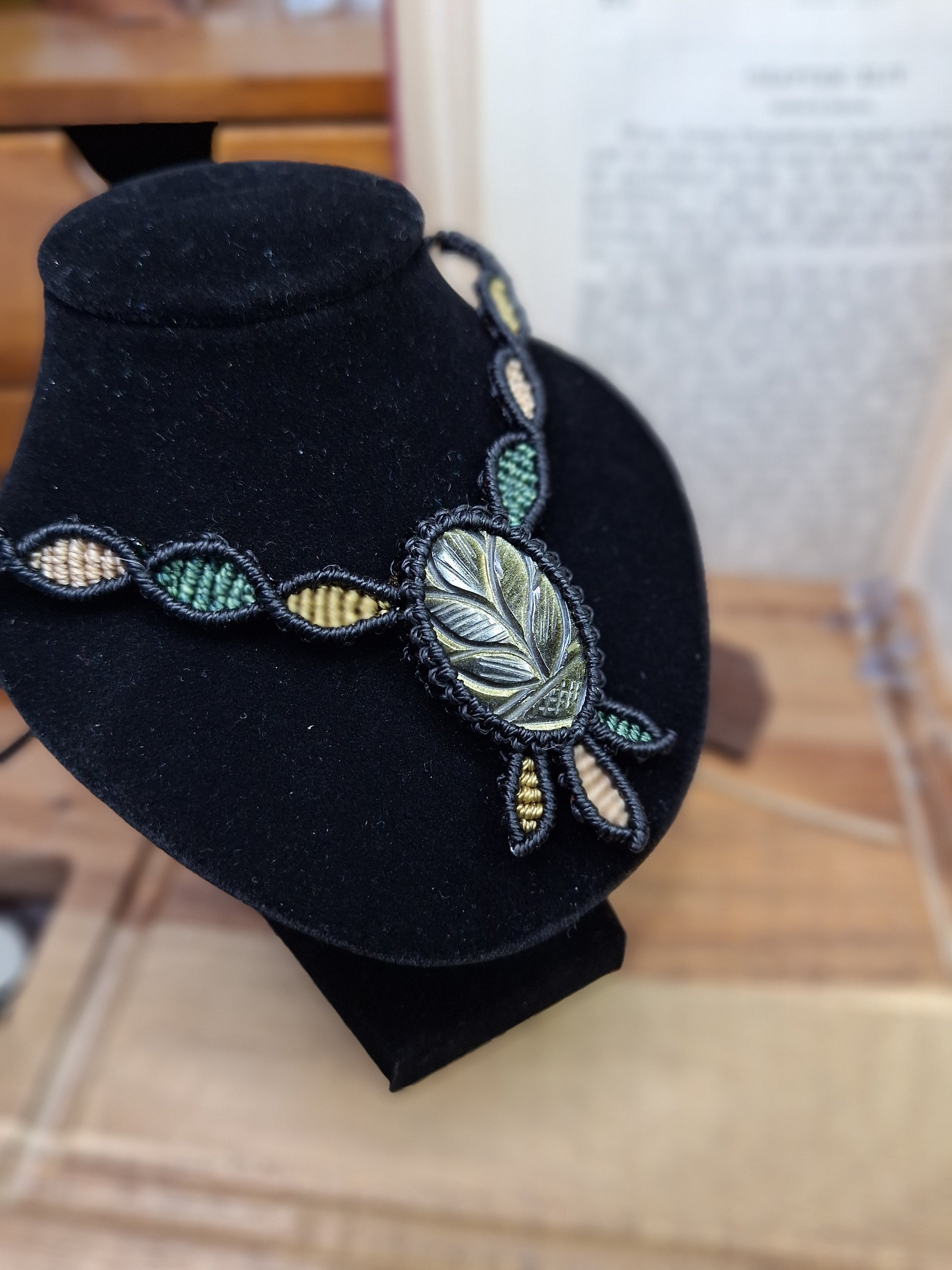 Makramee Choker mit gravierten Goldobsidian