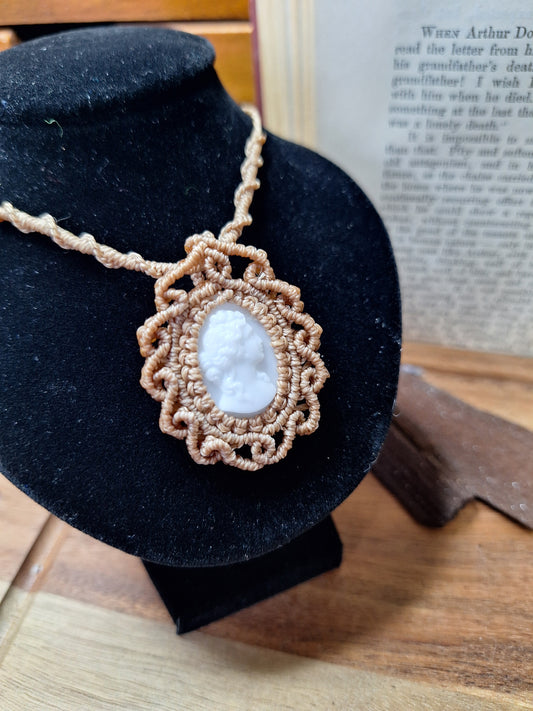 Makramee Kette mit Gemme aus Vintage-Glas